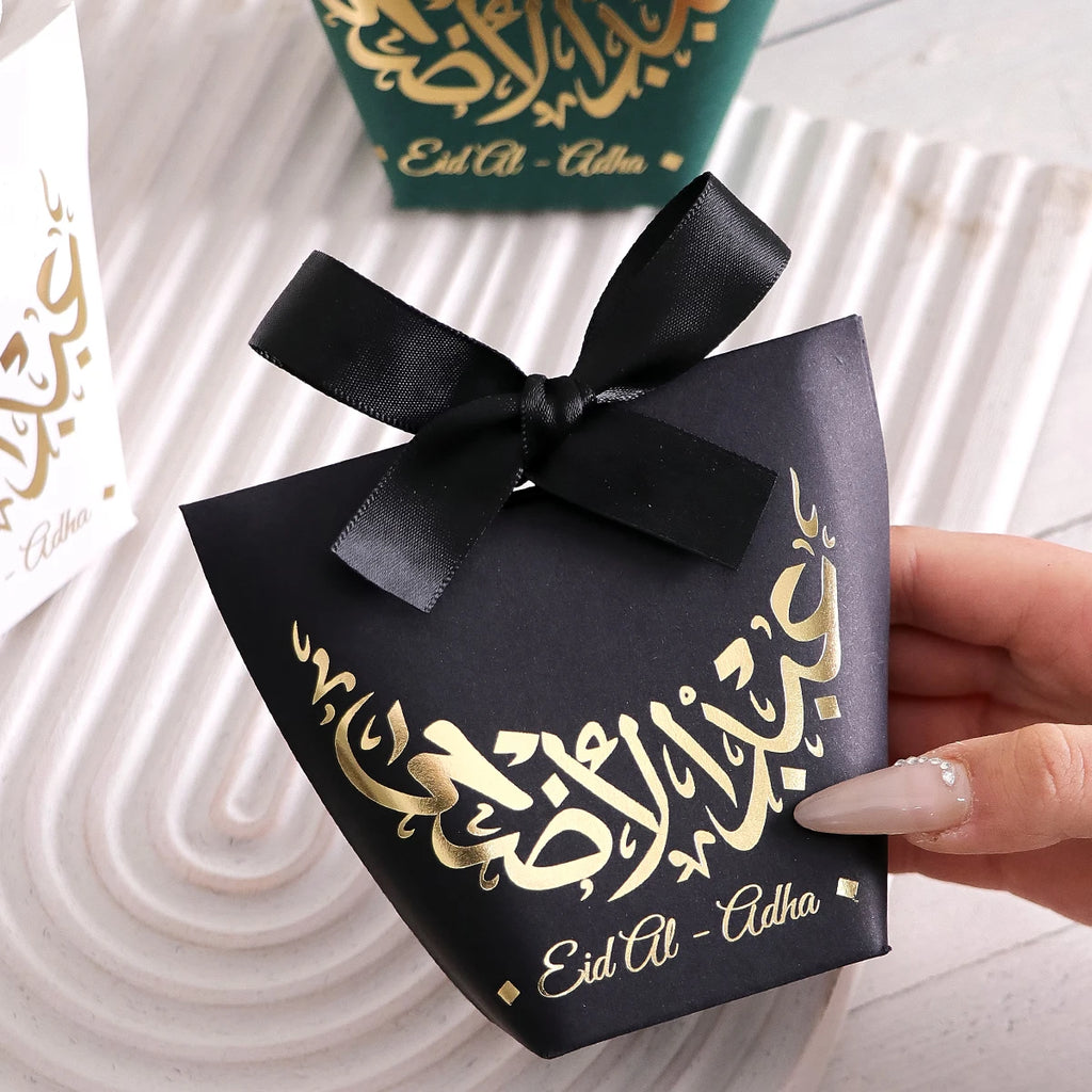 A Set of 10 Small and Exquisite Eid Candy Boxes, Featuring White, Black, and Green as the Main Colors, Adorned with Beautiful Golden Moon Patterns and Ribbons, Are the Perfect Choice for Celebrating the Eid Al-Adha Qme
