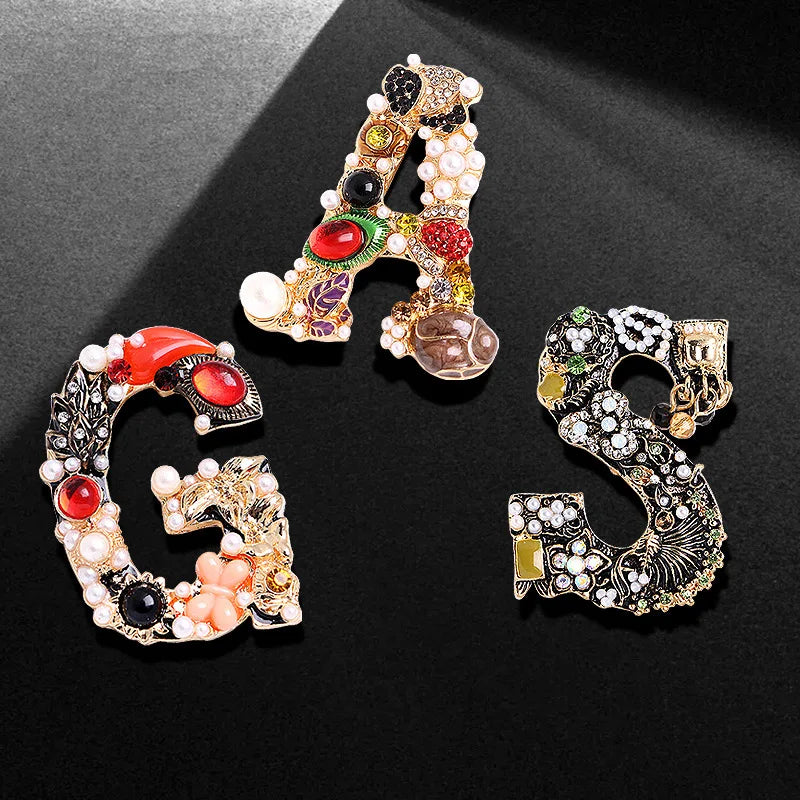 Vintage Luxury Crystal Pearl Letter Brooch Korean Style Elegant Pin for Women Coat Dress High End Clothing Accessories Jewelry Qme
