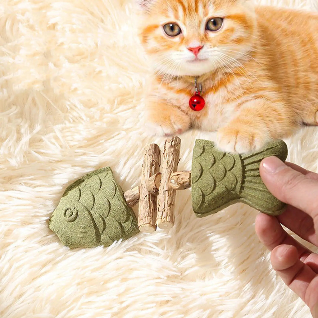 Silvervine Cat Toy Catnip Natural Wooden Fishbone-Shaped Cat Silvervine Sticks for Licking Pawing Playing Reducing Boredom Qme