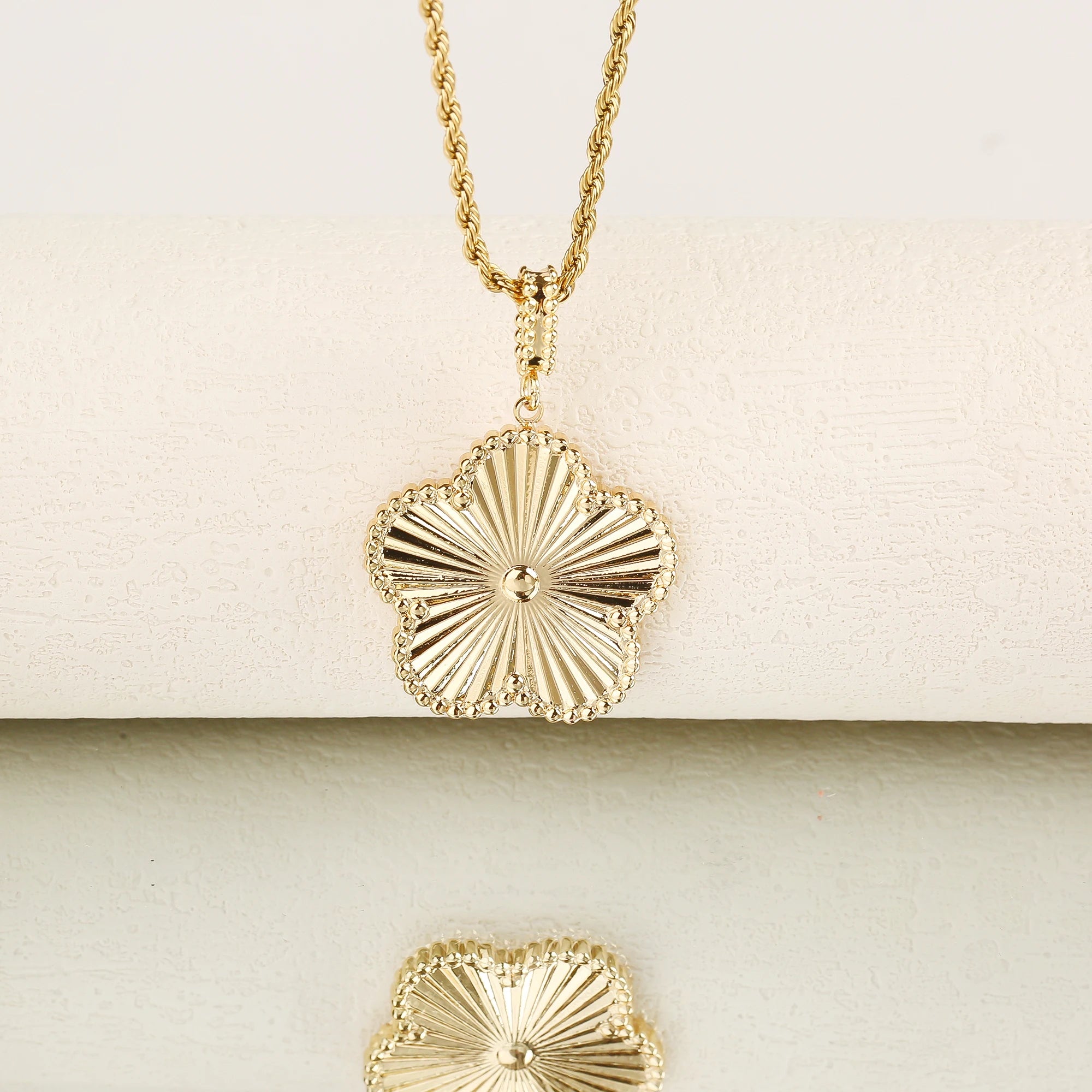New Arrival 26mm Stainless Steel Metal Laser Pendant Necklace Luxury for Woman Wedding Party Trend Jewelry Accessories Clover Qme Necklace 60cm Gold