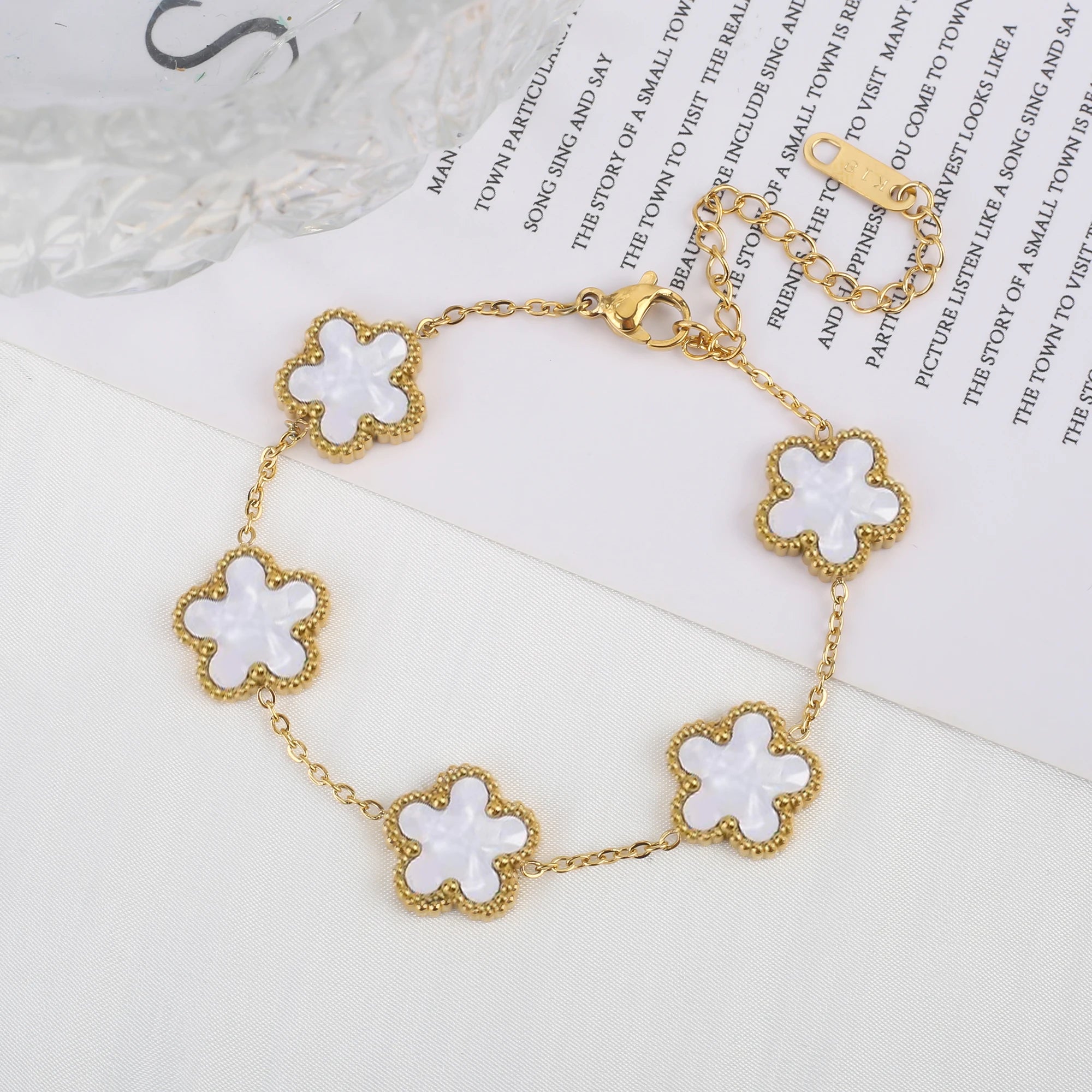 Light Luxury Stainless Steel Hot Sale Black and White Shell Five Leaf Flower Bracelet Simple Woman Fashion Daily Party Jewelry C Qme Bracelet 1