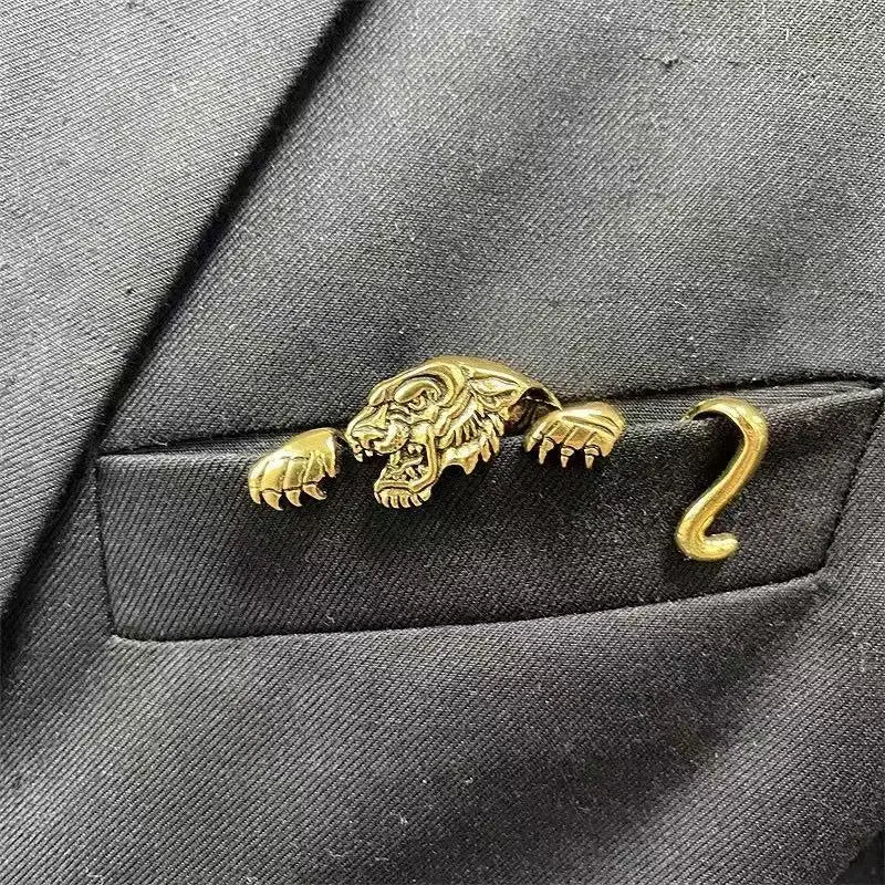 Durable Zinc Alloy Vintage Crocodile Tiger Shaped Engraved Men's Suit Qme 01