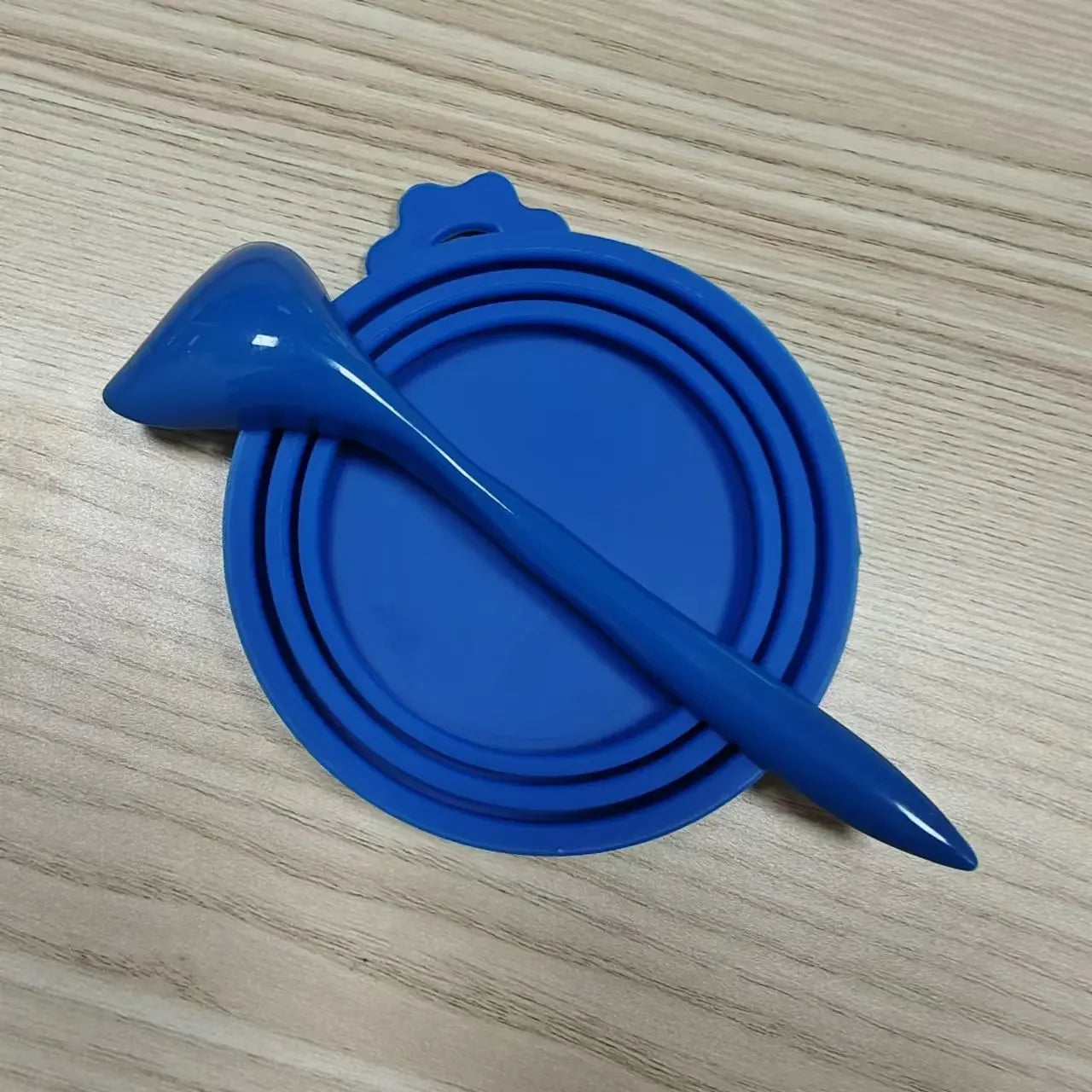 2pcs/set Reusable Pet Food Can Cover and Spoon Portable Dogs Cat Storage Tin Cap Lid Seal Cover Health Pet Supplies Pet Lids Can Qme Blue