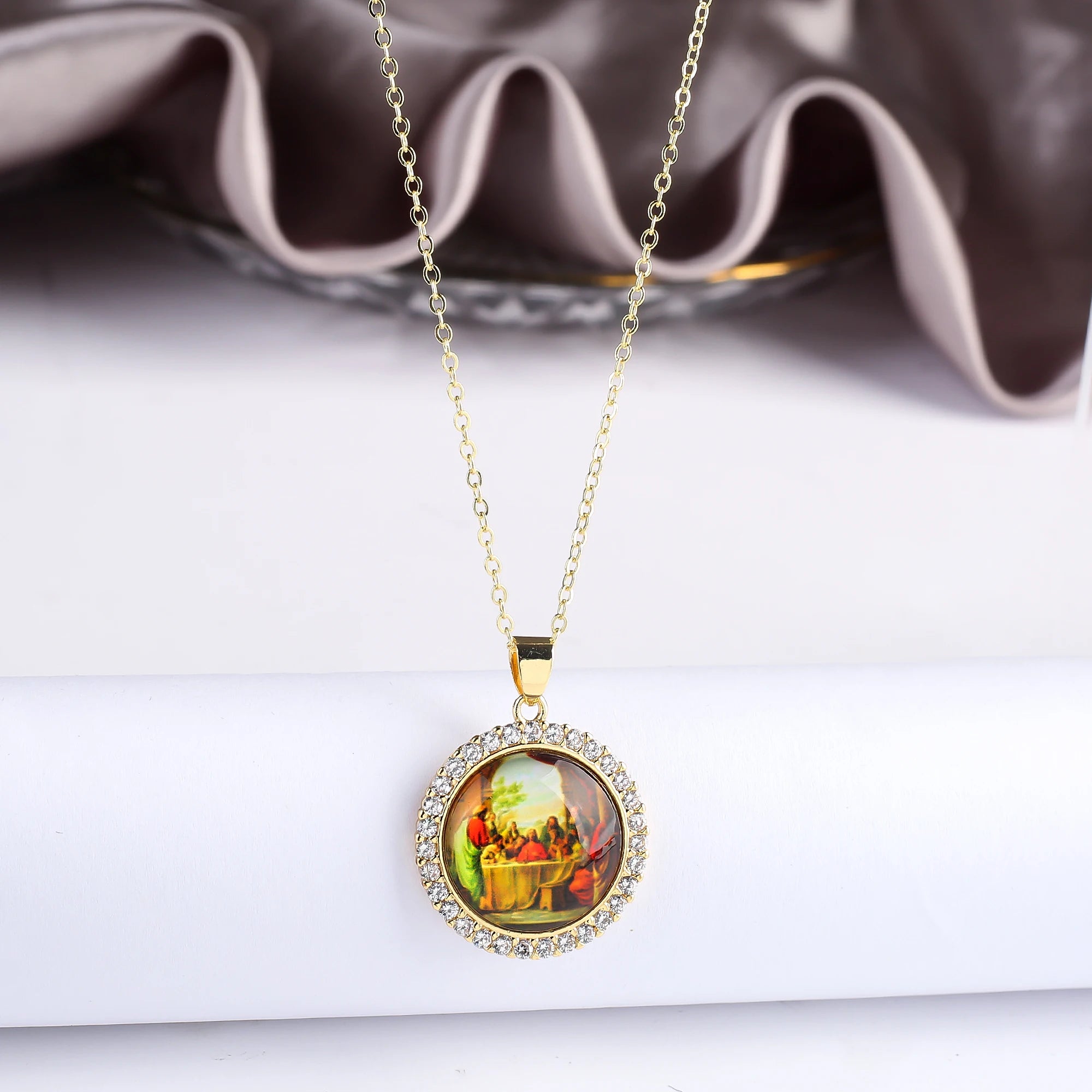 Simple Round Zirconia Acrylic Religious Pattern Theme Character Twist Chain Necklace Classic for Woman Party Jewelry Accessories Qme 3