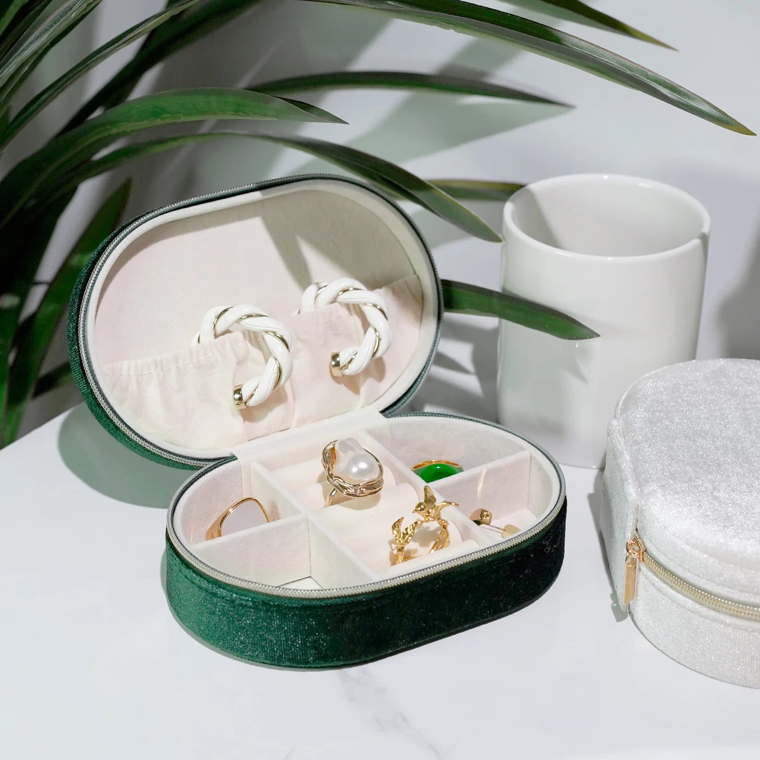 New Arrival Oval-Shaped Velvet Mini Jewelry Box Organizer for Rings Earrings Bracelets Necklace Jewelry Case for Ring Hot Sale Qme