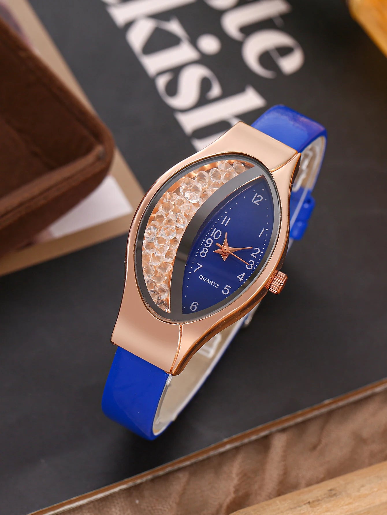 1 piece of snake patterned belt with diamond inlaid women's watch, half half rhinestone ball rolling quartz women's watch Qme