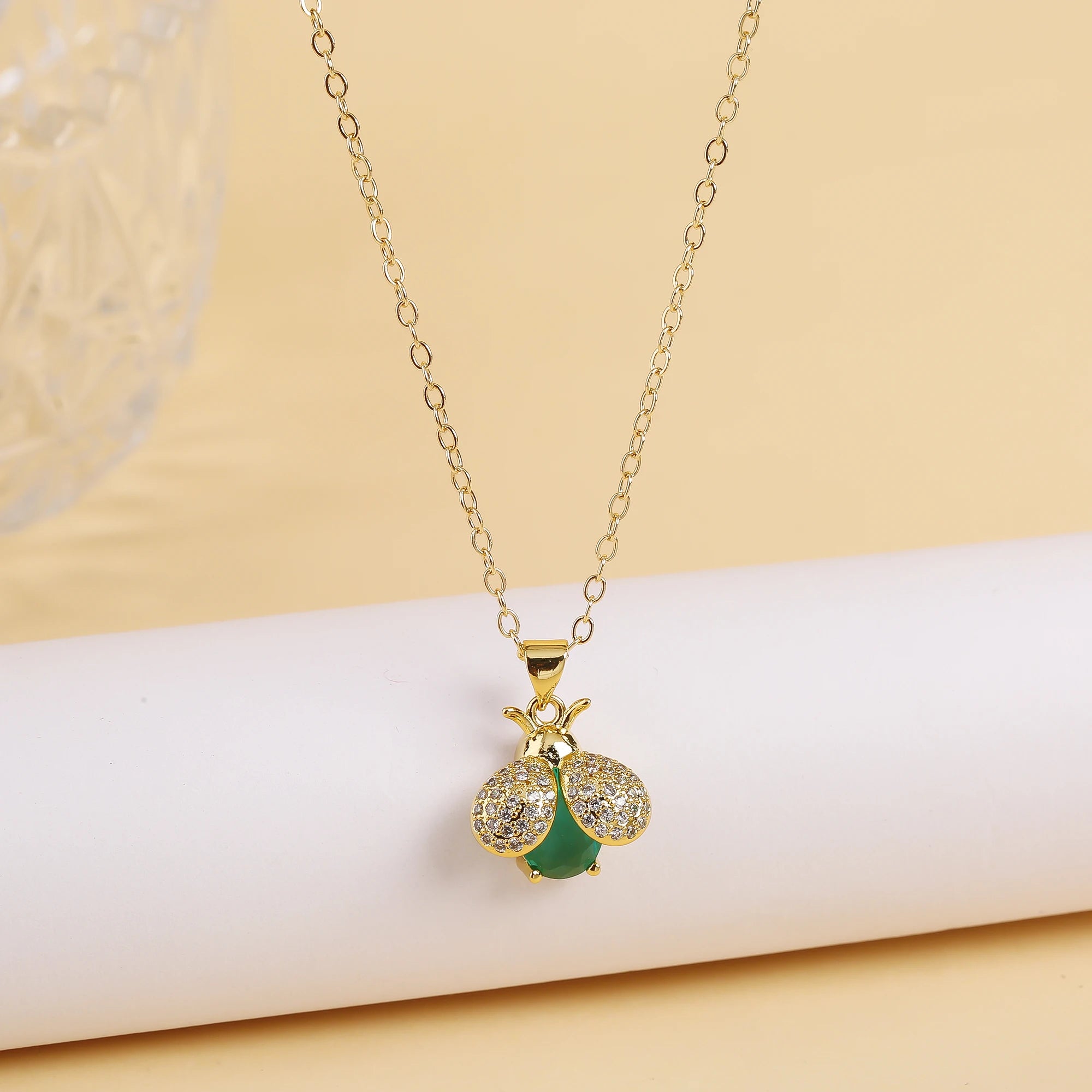 Light Luxury Fashion Gold Plated Crystal Zirconia Bee Pendant Necklace For Female Male Copper Chain Choker Jewelry Accessories Qme 3