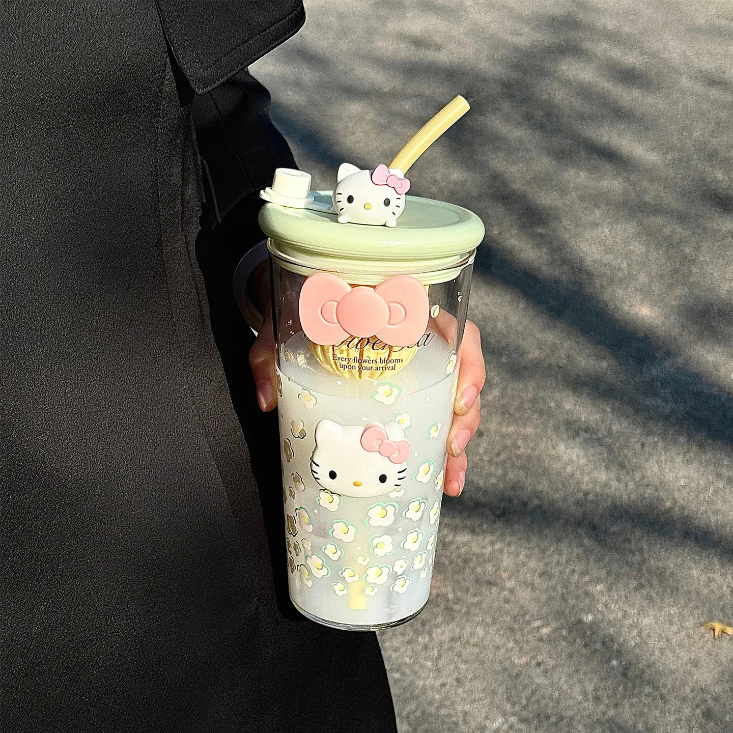 Hello Kitty-Style Cherry Blossom Glass Cup—Stylish for Women, Heat-Resistant Tea Cup, Large-Capacity Office Cup with Straw Qme 3 800ml