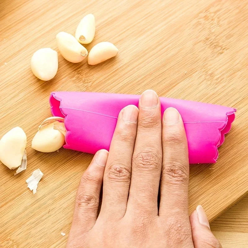 Easy-Grip Garlic Peeler - Durable Plastic, Perfect for Kitchen & Dining Use Qme