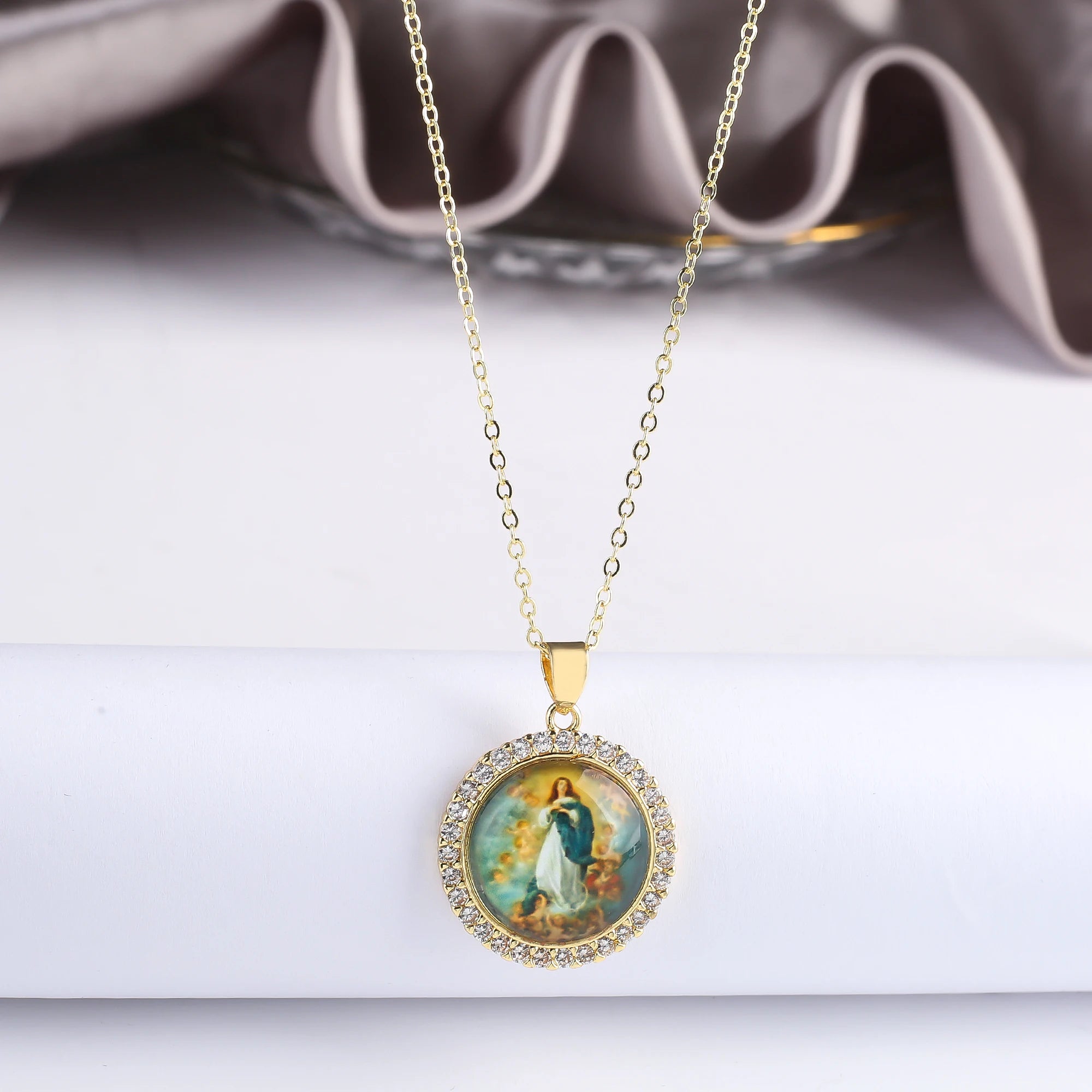 Simple Round Zirconia Acrylic Religious Pattern Theme Character Twist Chain Necklace Classic for Woman Party Jewelry Accessories Qme 9