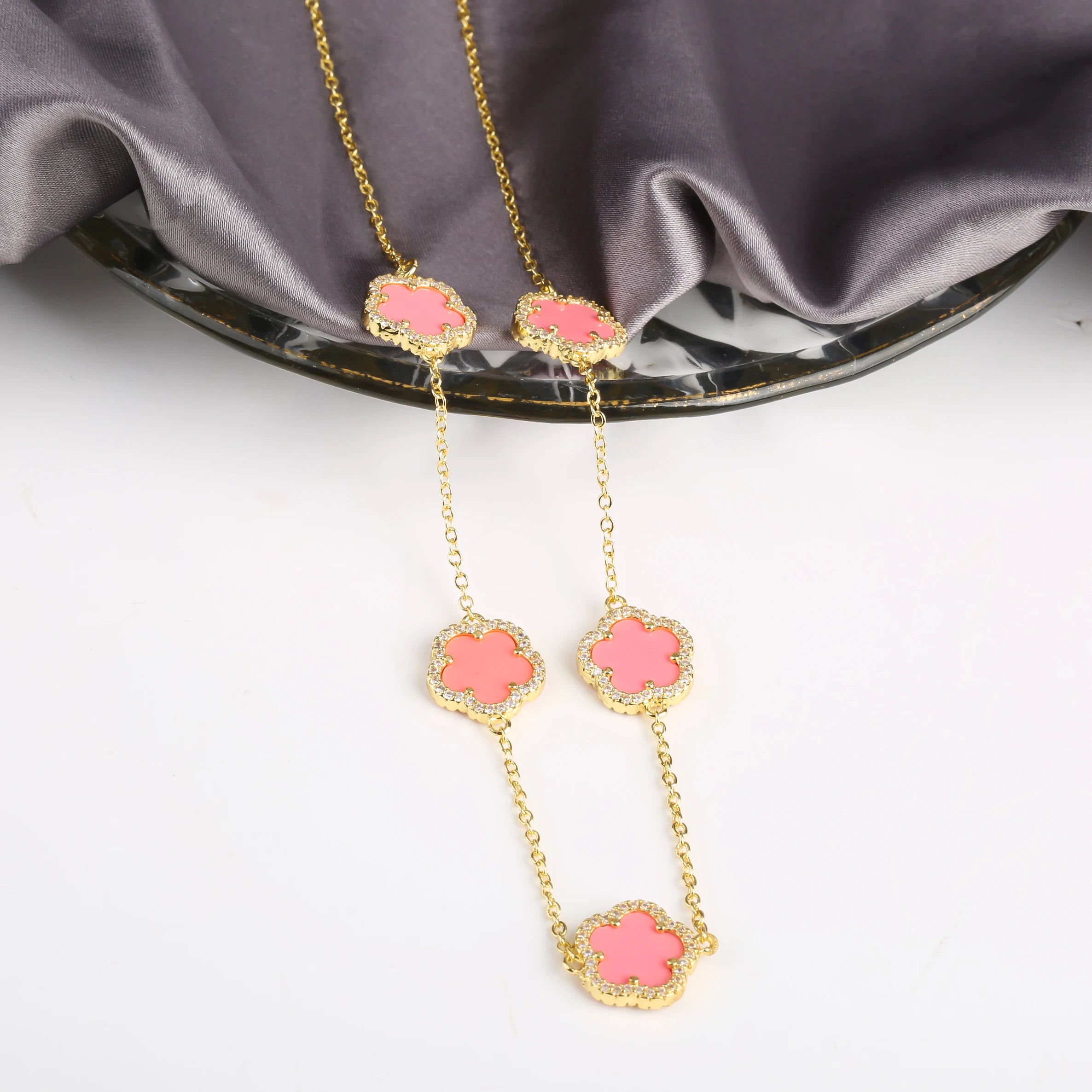INS Hot Selling Women Five Leaf Clover Necklace Fashion Geometric Necklace Sweet Romantic Holiday Jewelry Gifts Wholesale Qme S