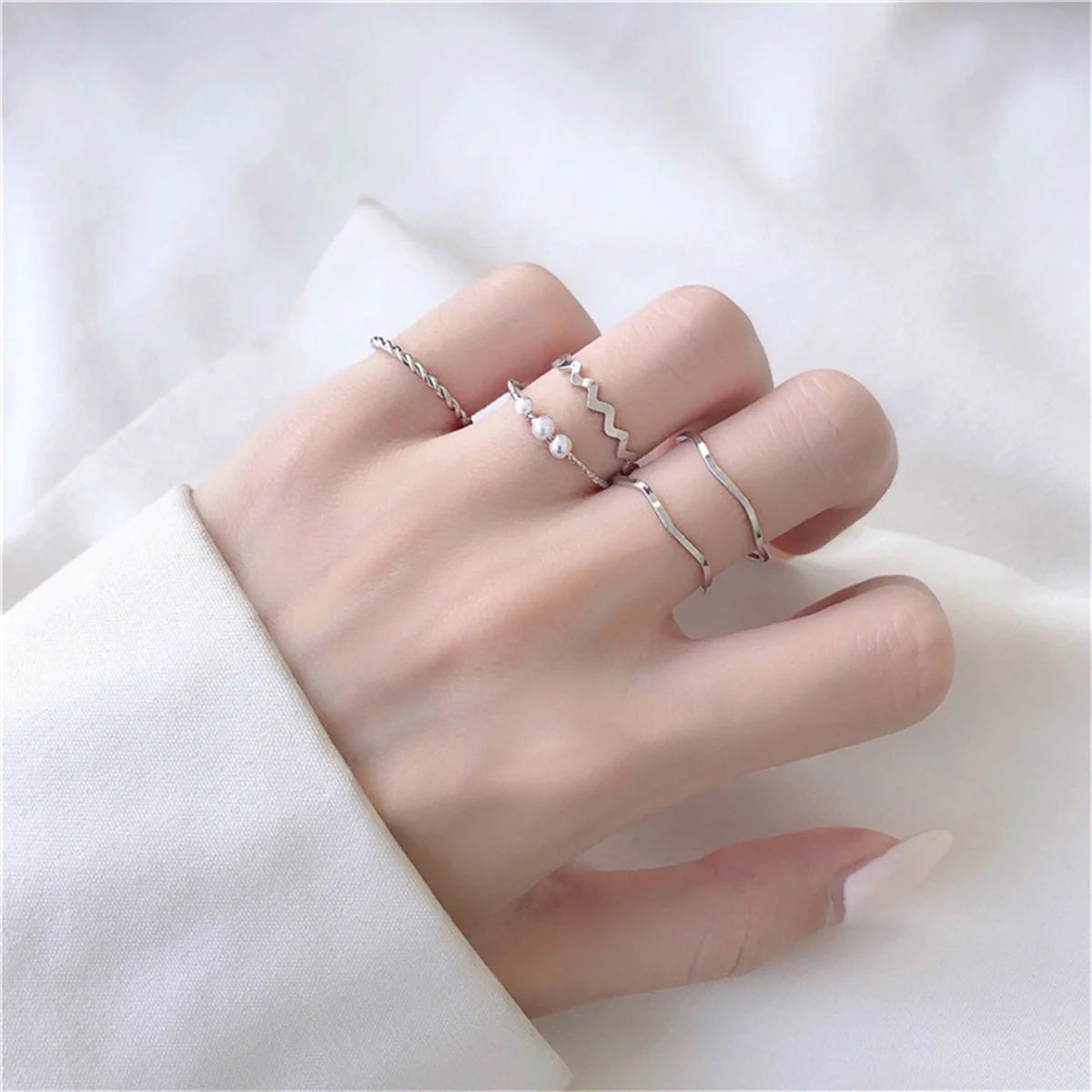 5pcs/set Rings for Women Simple Three Pearl Wavy Metal Twist Combination Joint Ring Trendy Personality Golden Party Jewelry Gift Qme 1 resizable
