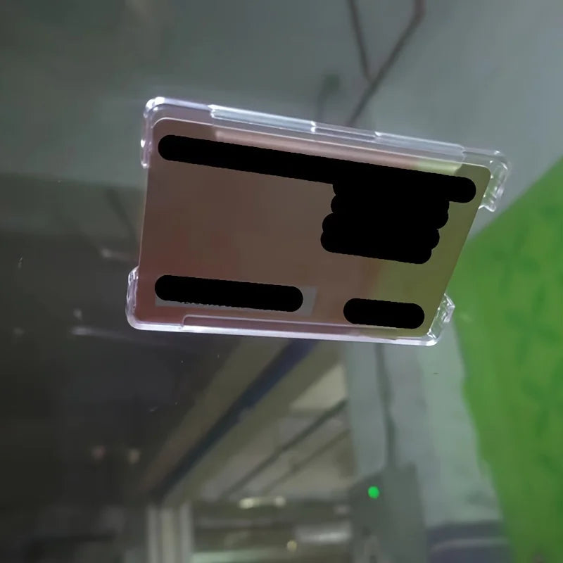 Windshield parking card holder, facilitating the operation of the safety door and the retrieval of identification cards. Qme
