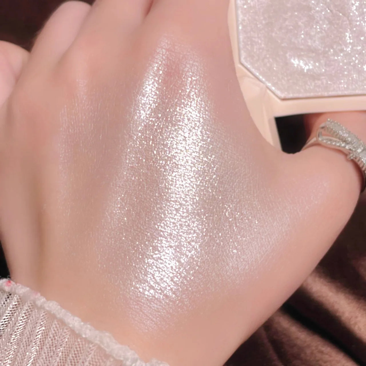 Two-tone high-gloss face and eye gloss integrated palette, sparkling pearlescent pink blend lasting color development high disc, Qme