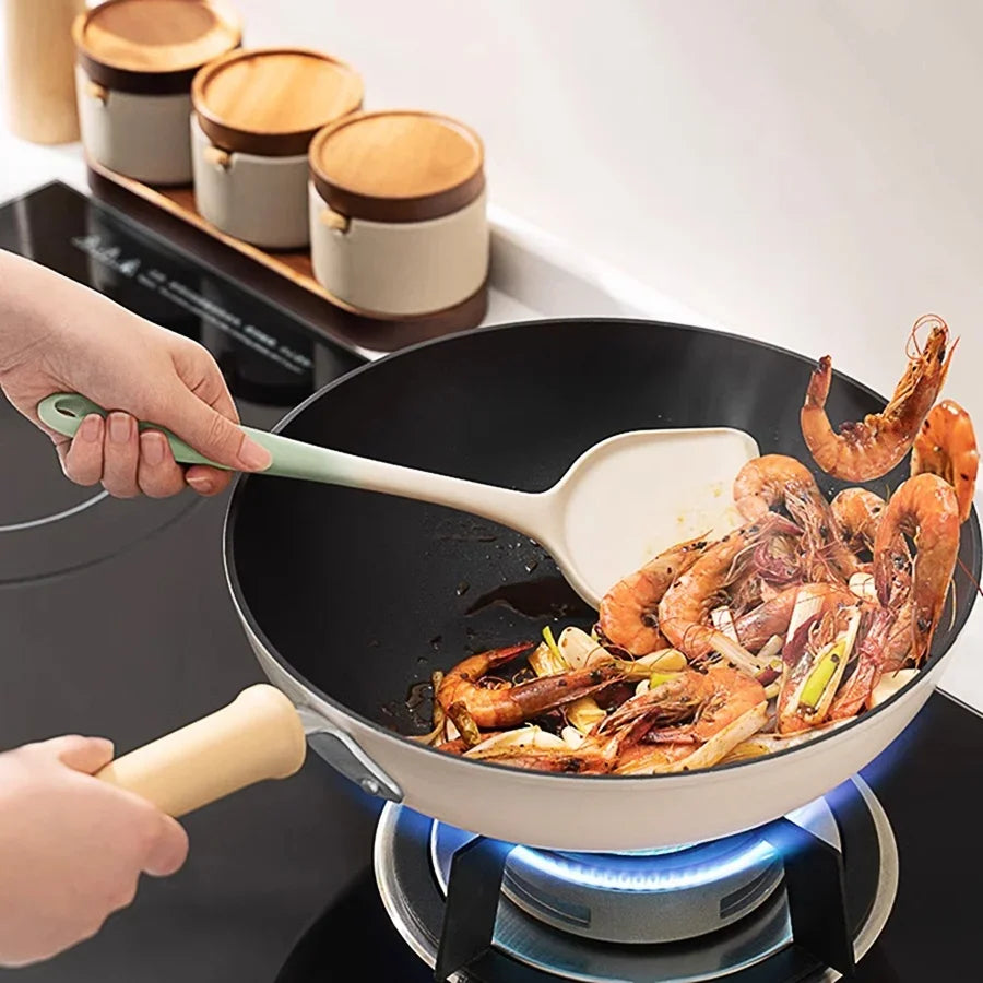 Frying pan spatula, suitable for non-stick cookware - easy to clean and can be washed in a dishwasher. The handle is ergonomic Qme