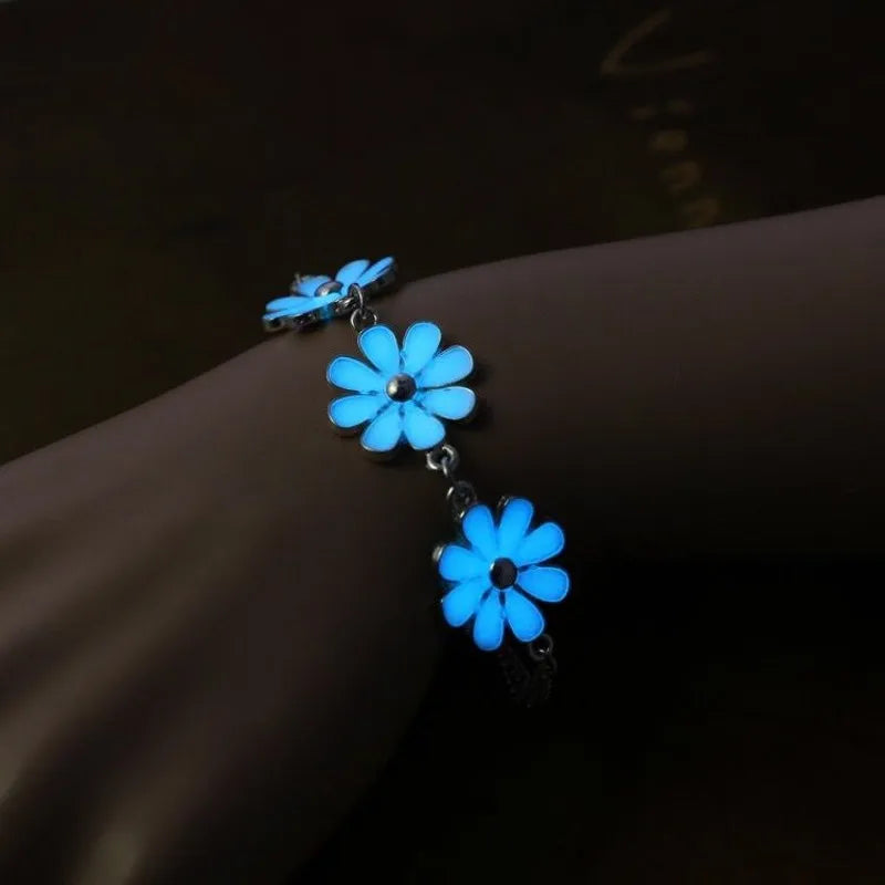 b127 Fashion Fluorescent Bracelets Heart Star Flower Shape Bracelets Glow In The Dark Luminous Bracelet for Women Jewelry Gifts Qme Flower