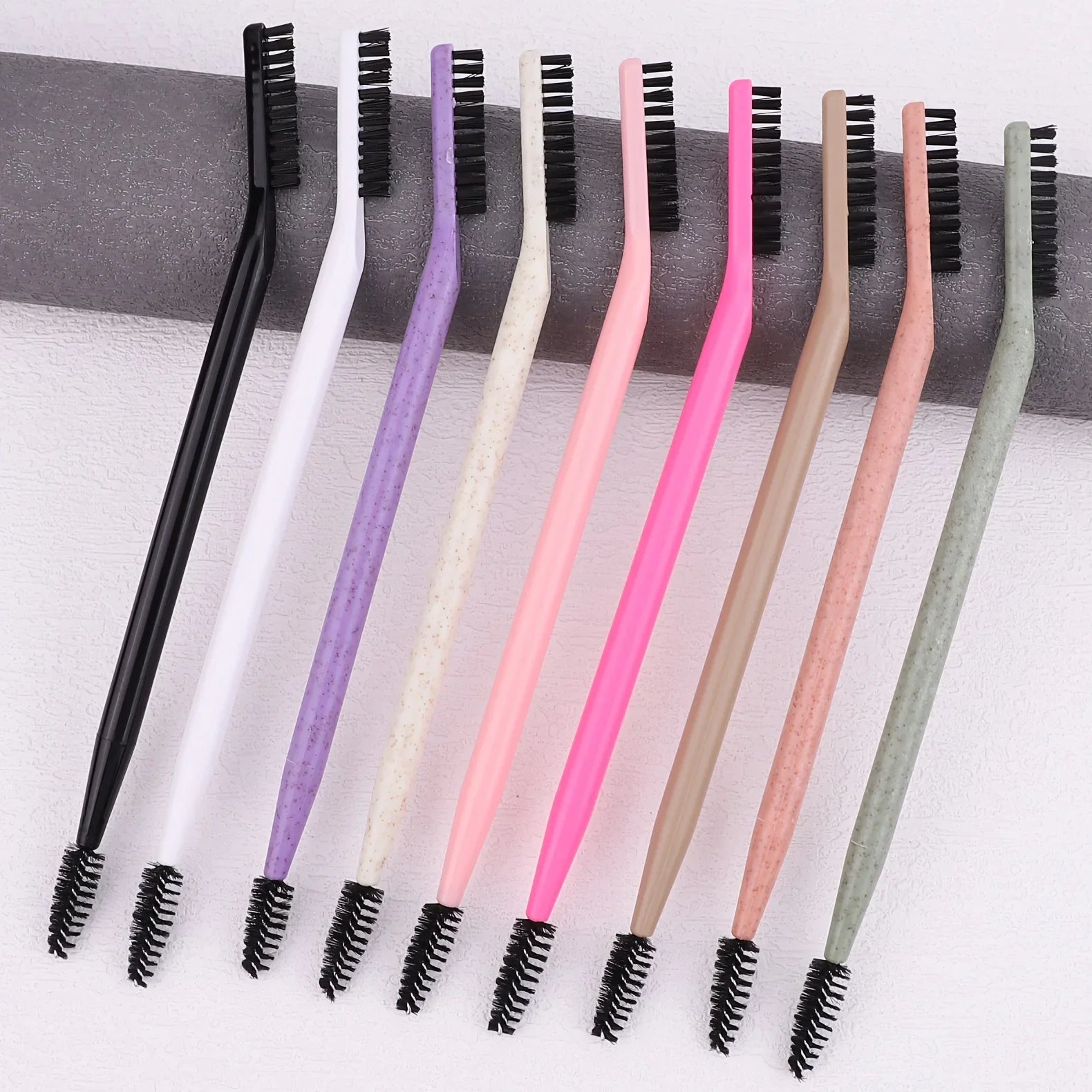 Double-ended eyelash curler combined with eyebrow brush, available in multiple colors, multi-functional makeup brush. Qme