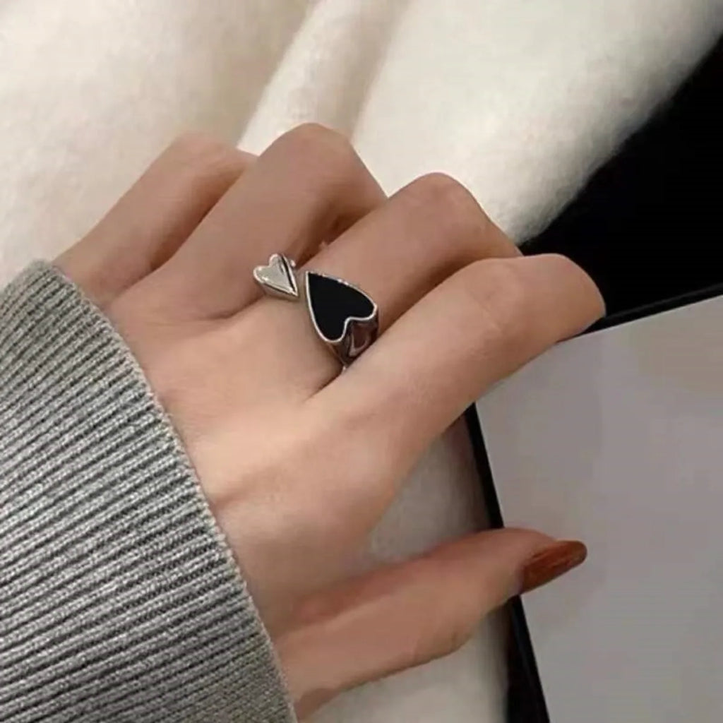 New Trendy Two-color Black Heart Rings for Women Minimalist Aesthetic Drop of Oil Open Rings Female Metal Punk Party Jewelry Qme