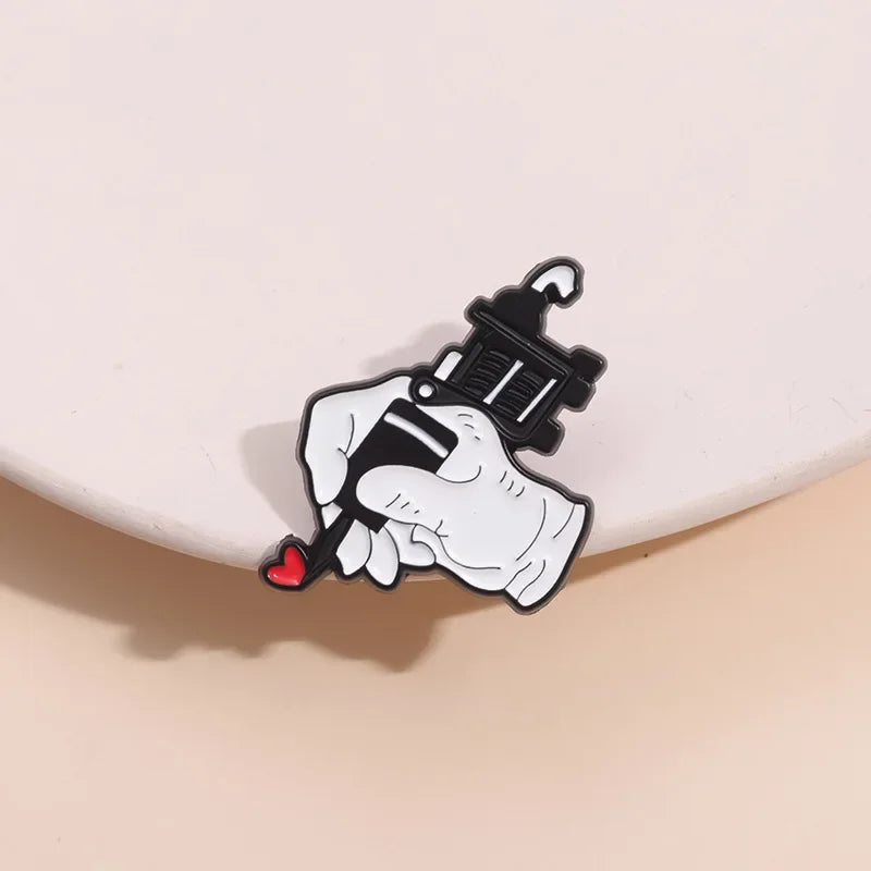 Creative Tattoo Gun Machine Red Heart Brooch Enamel Pin Funny Decorative Brooches Lapel Badges Jewelry Accessories Wholesale Qme