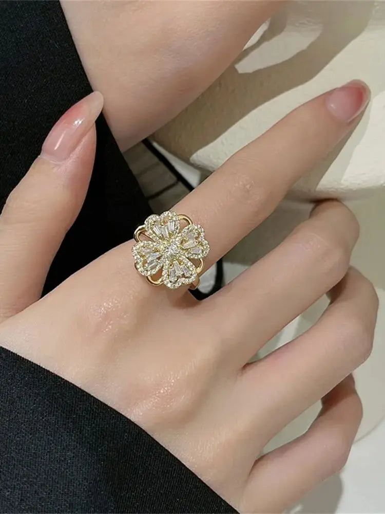 Fashionable and Personalized Rotating Four Leaf Zircon Ring for Women's Shiny Banquet Adjustable Sparkling Jewelry Gift Qme Gold resizable