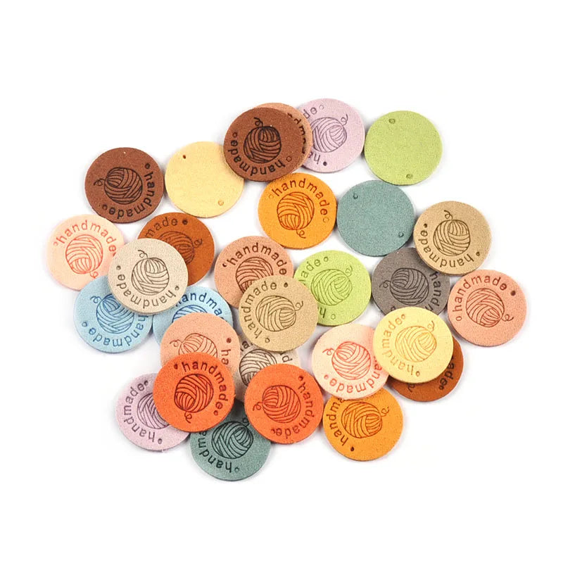 20Pcs 2.5cm Letter Embossed PU Leather Round Labels For Garments Bag Handmade Accessories Sewing Clothes Tags DIY Crafts c4011 Qme
