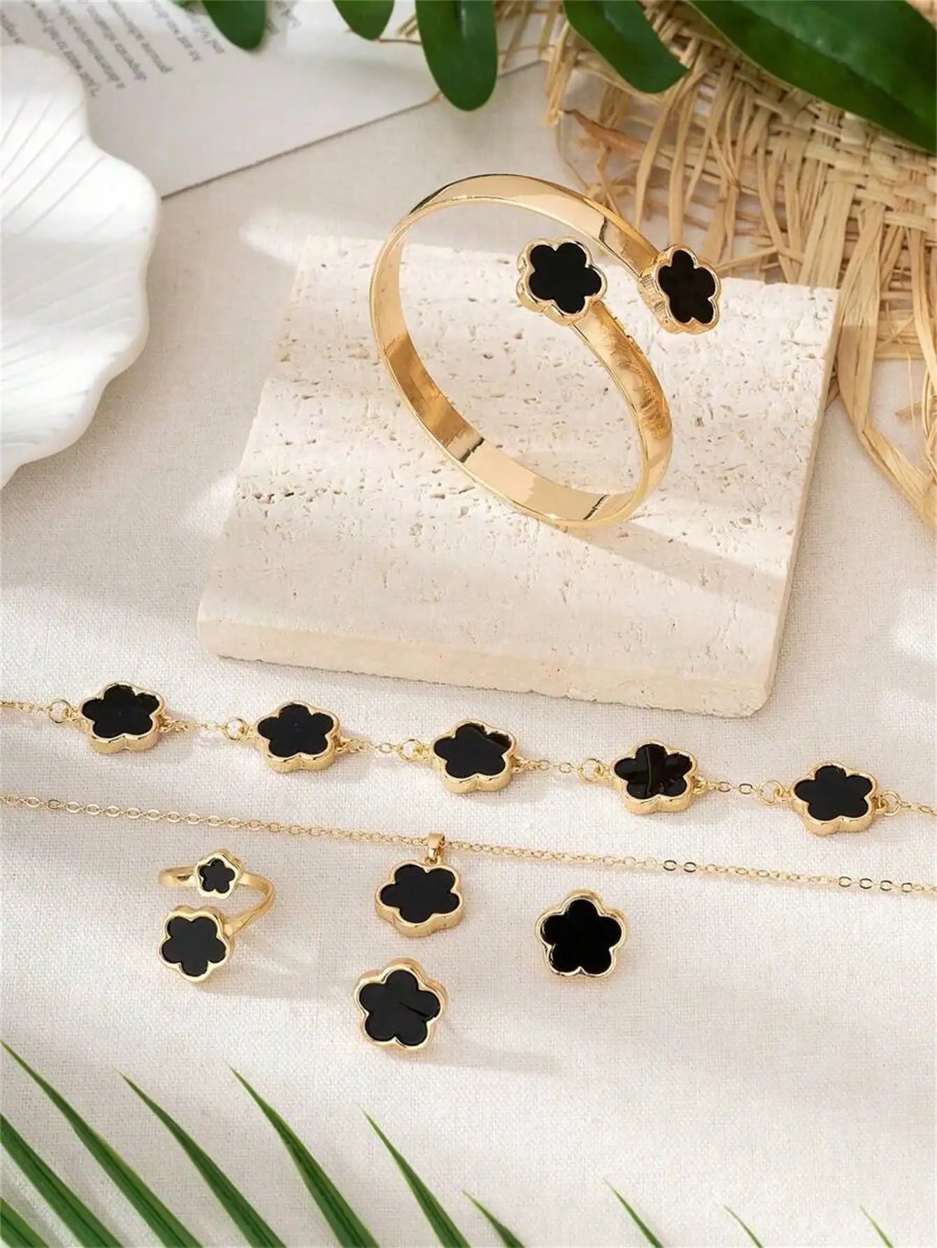 Fashionable Classic Black Grenn Clover Design Bracelet Qme