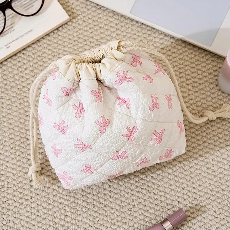 Cute Drawstring Cosmetic Pouch with Pink Bow Pattern – Durable Quilted Design for Women Qme