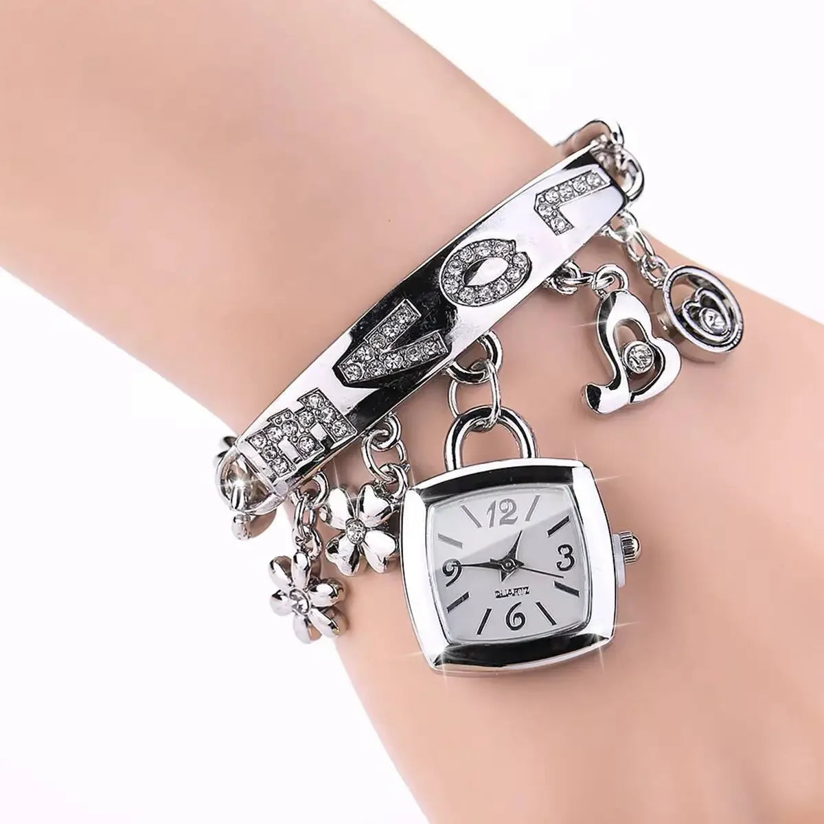 New Bracelet Watch Women's Watch Wholesale Quartz Fashion LOVE Inlaid Diamond Women's Watch Stainless Steel Fashion Watch Qme silver