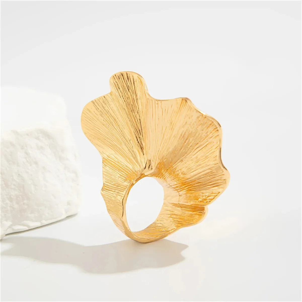 Fashion Leaf Ring for Women Men Fashiontrend Classic Metal Pleated Personality Leaf Fan-Shaped Finger Ring Punk Party Jewelry Qme 1 resizable