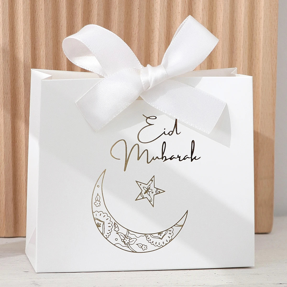 5 Exquisite and Compact Eid Gift Boxes, Available in Elegant Black, Luxurious Green, and Pure White, Decorated with Delicate Gold and Silver Star and Moon Patterns, and Adorned with Luxurious Gold and Silver Ribbons. These Gi Qme 5Pcs--White 11.5X10X4.5Cm