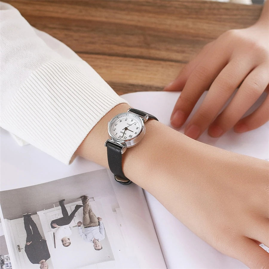 Moda pequena mostrador feminino relógio casual pulseira de couro senhoras relógios de pulso de quartzo Qme