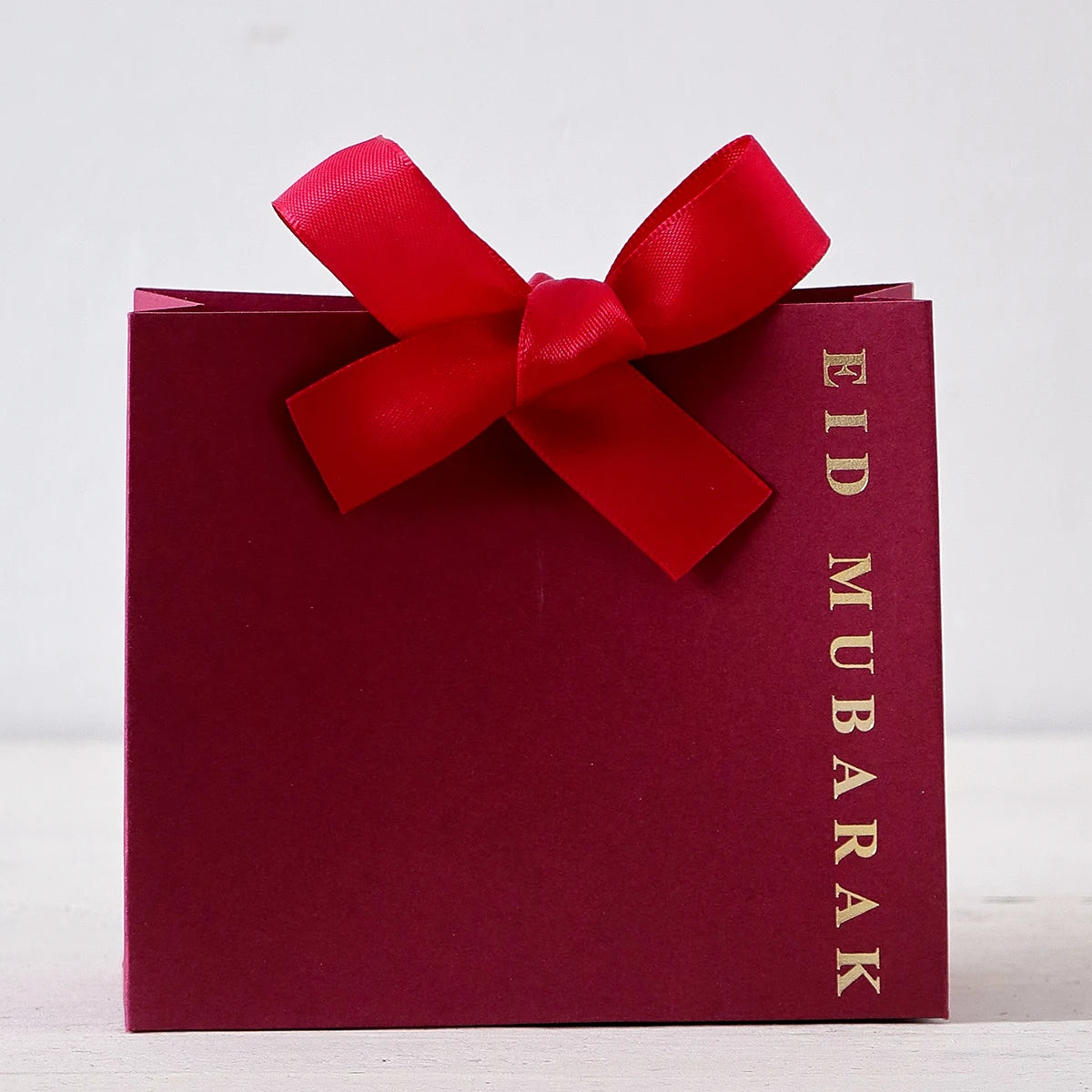 This 5-Piece Eid Gift Box Is Decorated with Ribbon Bows and Exquisite Paper Packaging, Perfect for Holiday Parties, and Can Hold Candies, Cookies, Jewelry, and More Multiple Styles Available (Black, Pink, White, Green, Red). Qme Yb-Red-5Pcs 11.5X10X4.5Cm