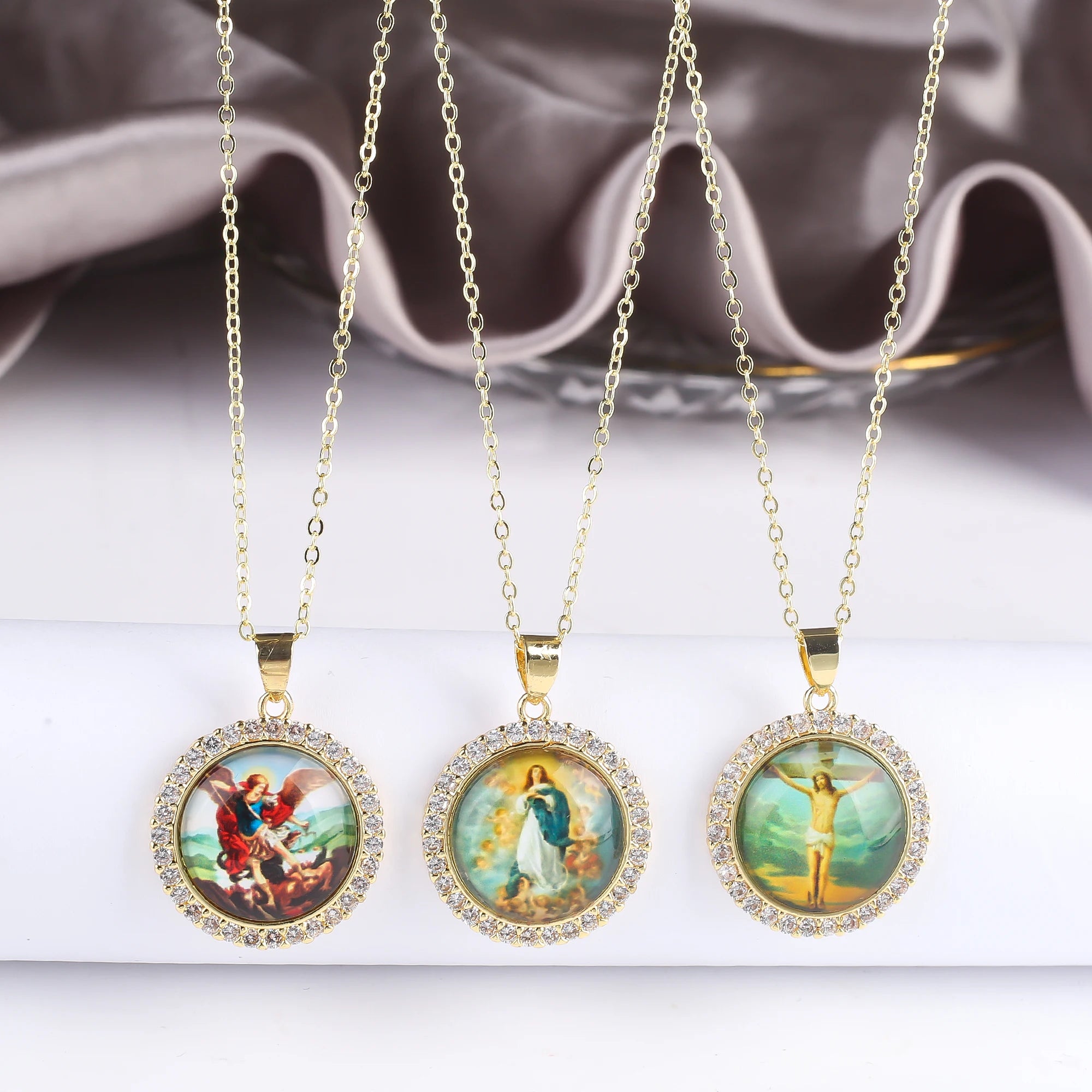 Simple Round Zirconia Acrylic Religious Pattern Theme Character Twist Chain Necklace Classic for Woman Party Jewelry Accessories Qme