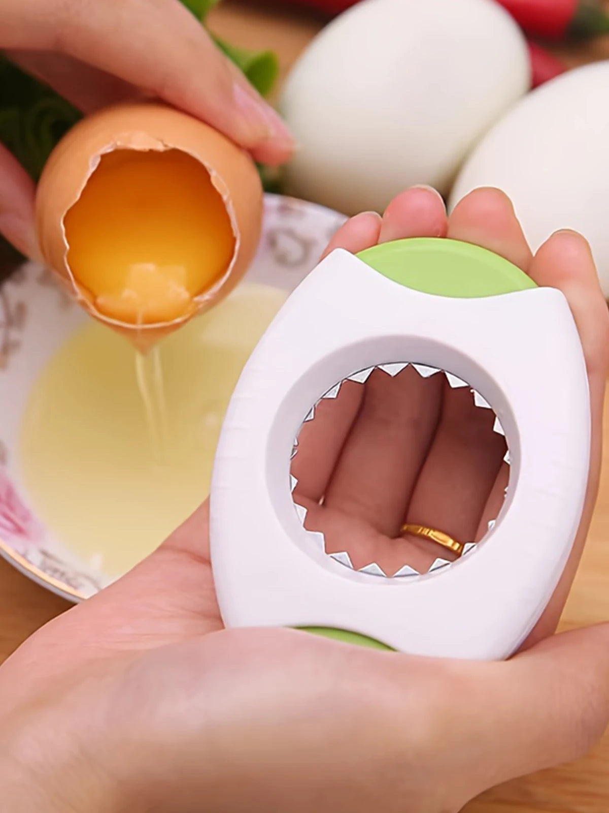 1 home kitchen egg opener, eggshell cutter, egg clamp Qme green