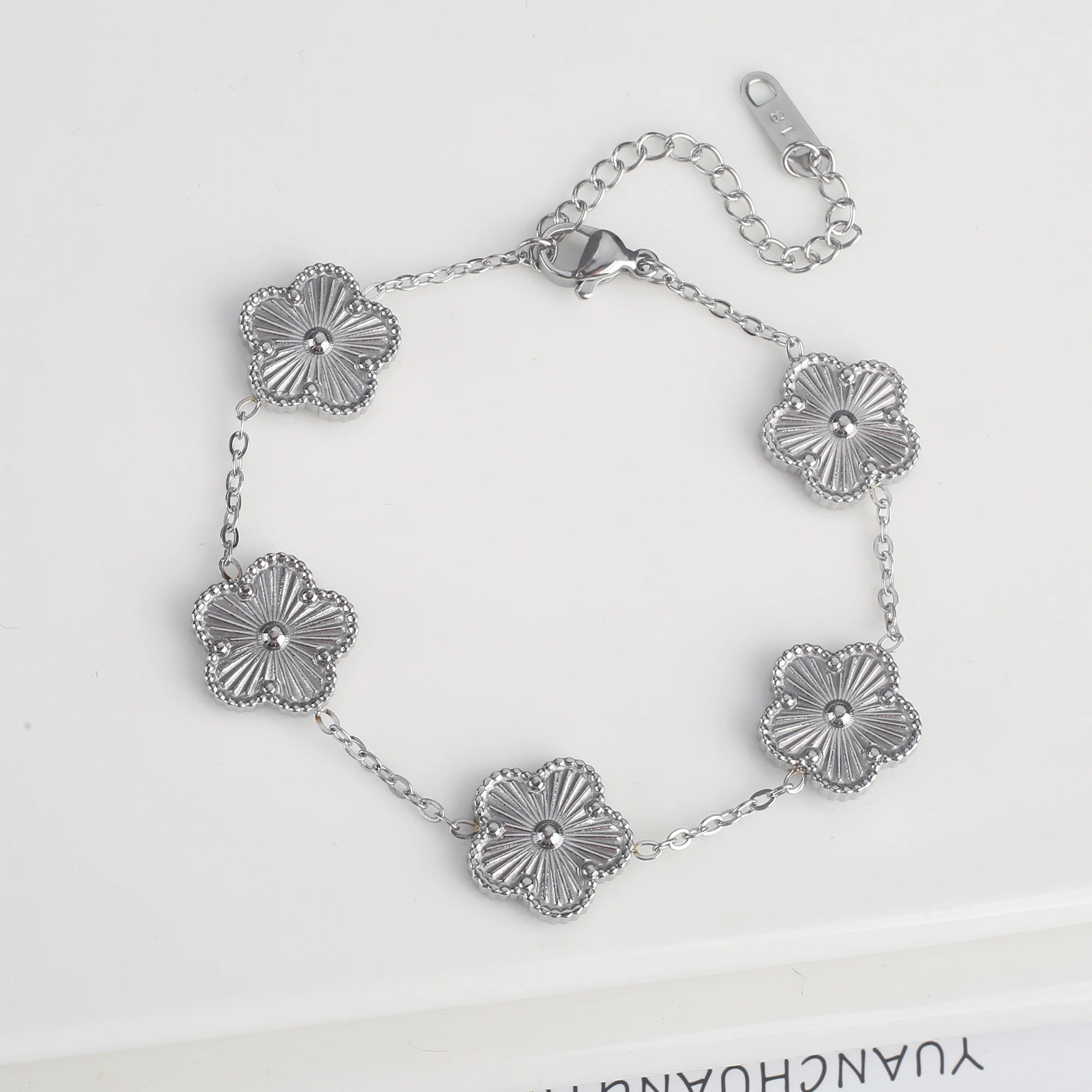 Light Luxury Stainless Steel Hot Sale Black and White Shell Five Leaf Flower Bracelet Simple Woman Fashion Daily Party Jewelry C Qme Bracelet 11