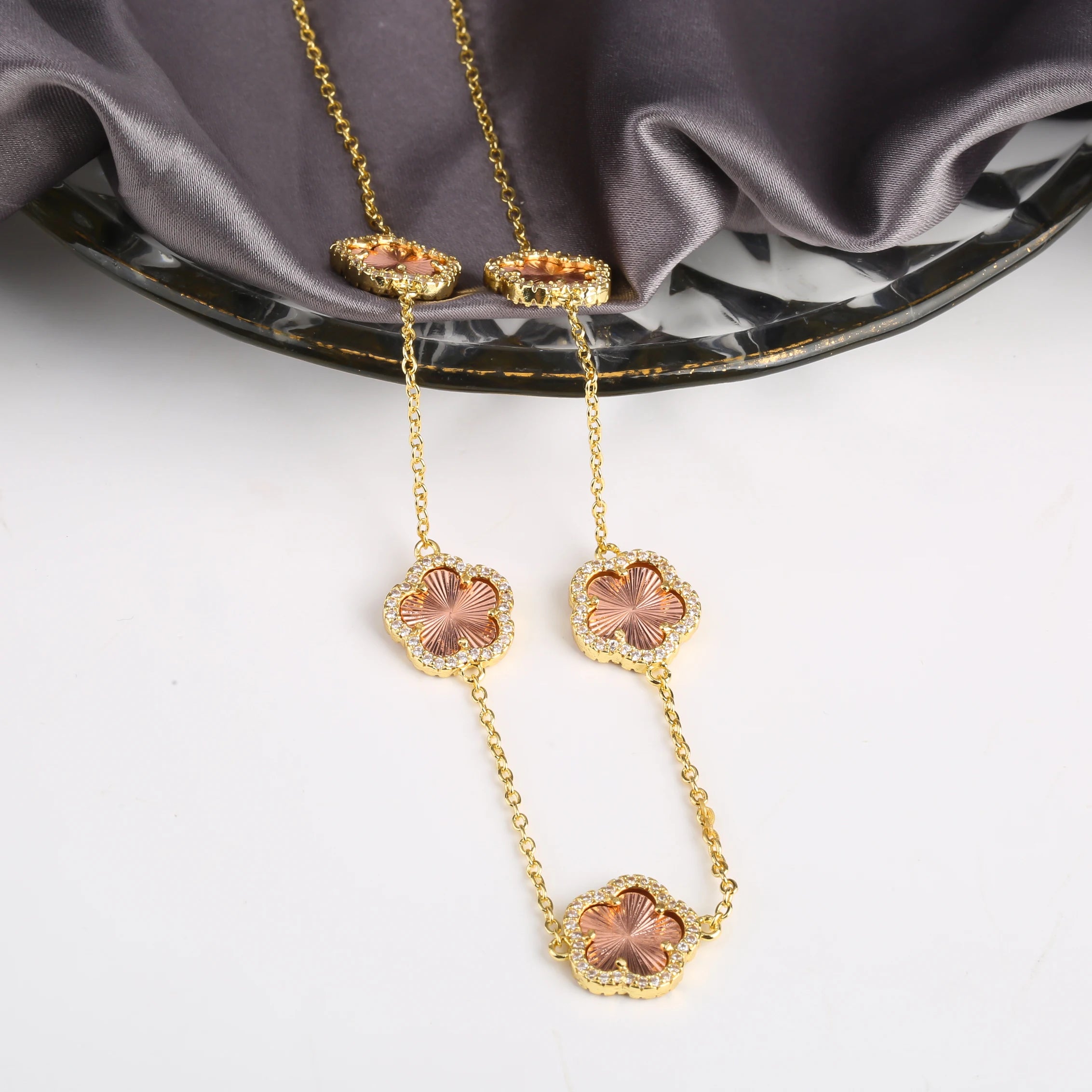 INS Hot Selling Women Five Leaf Clover Necklace Fashion Geometric Necklace Sweet Romantic Holiday Jewelry Gifts Wholesale Qme P