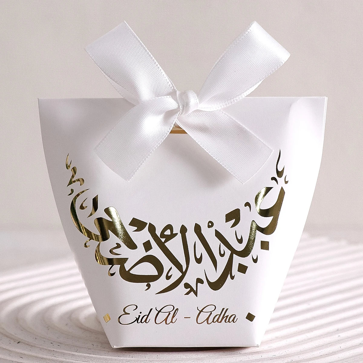 A Set of 10 Small and Exquisite Eid Candy Boxes, Featuring White, Black, and Green as the Main Colors, Adorned with Beautiful Golden Moon Patterns and Ribbons, Are the Perfect Choice for Celebrating the Eid Al-Adha Qme White-White-10Pcs Other Other