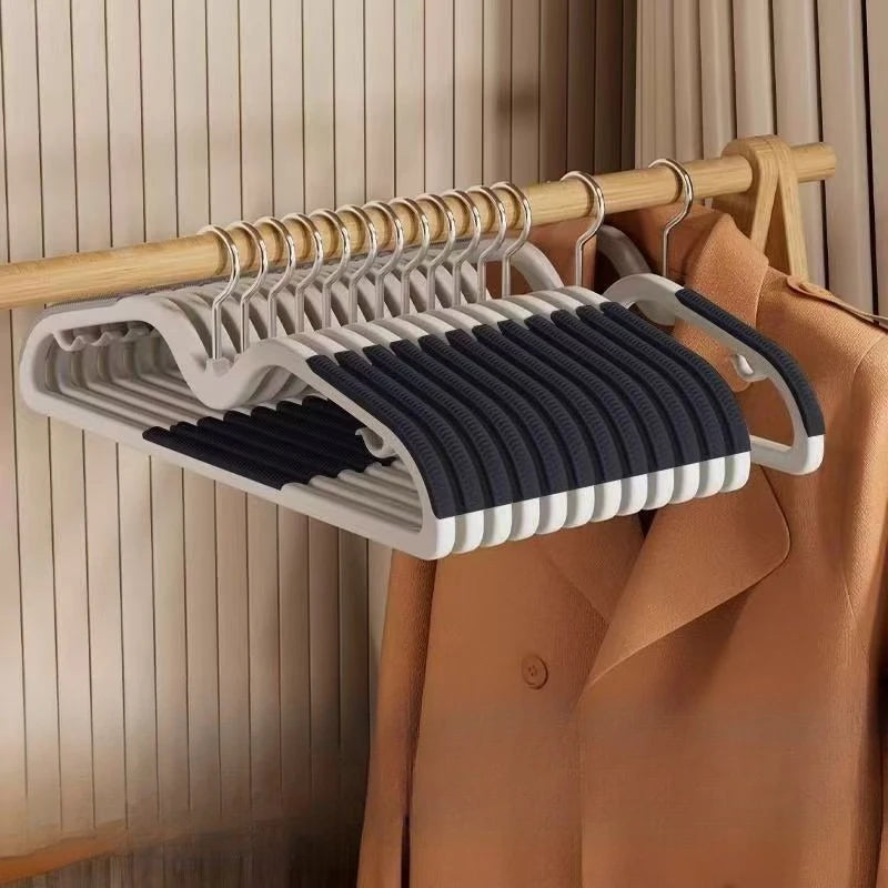 Non-Slip Clothes Hangers - Plastic Anti-Slip Hangers with Shoulder Grooves Space Saving Qme