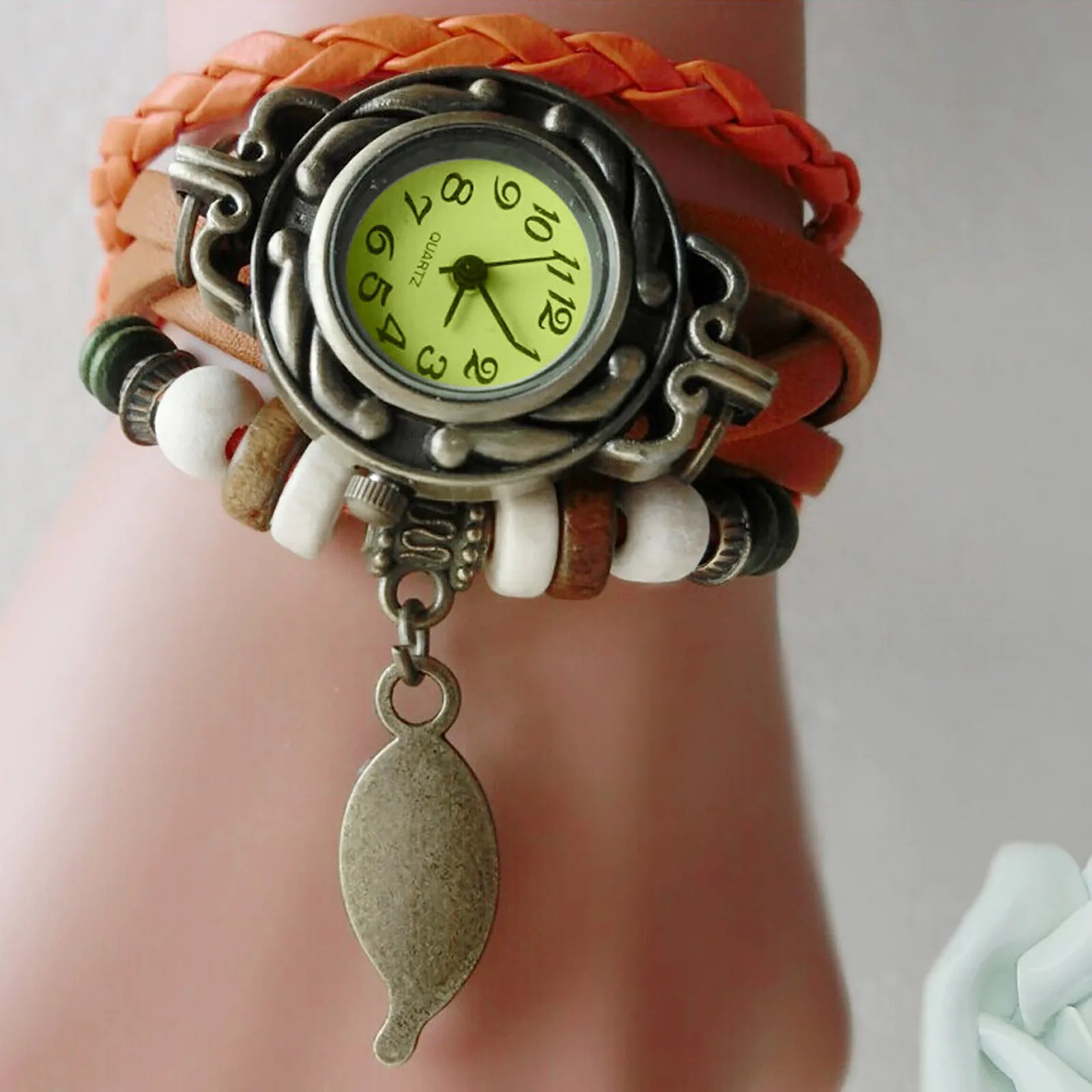 Women’s Vintage And Personalized Leather Winding Bracelet With Leaf Pendant Fashion And Casual No Waterproof Quartz Watch Qme Orange No