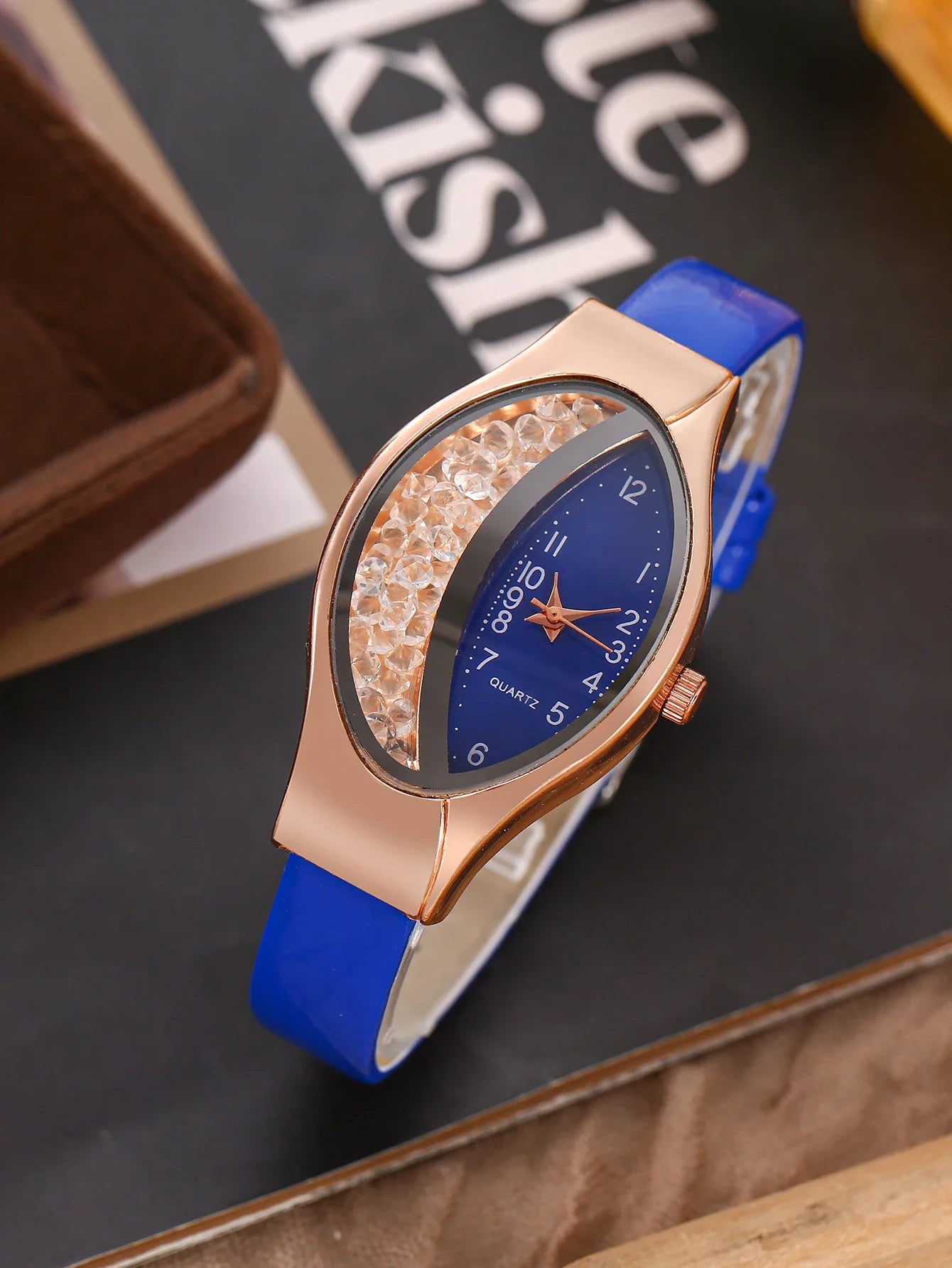 Serpentine belt inlaid with diamonds, fashionable women's watch, half water diamond, rolling ball, quicksand quartz watch Qme