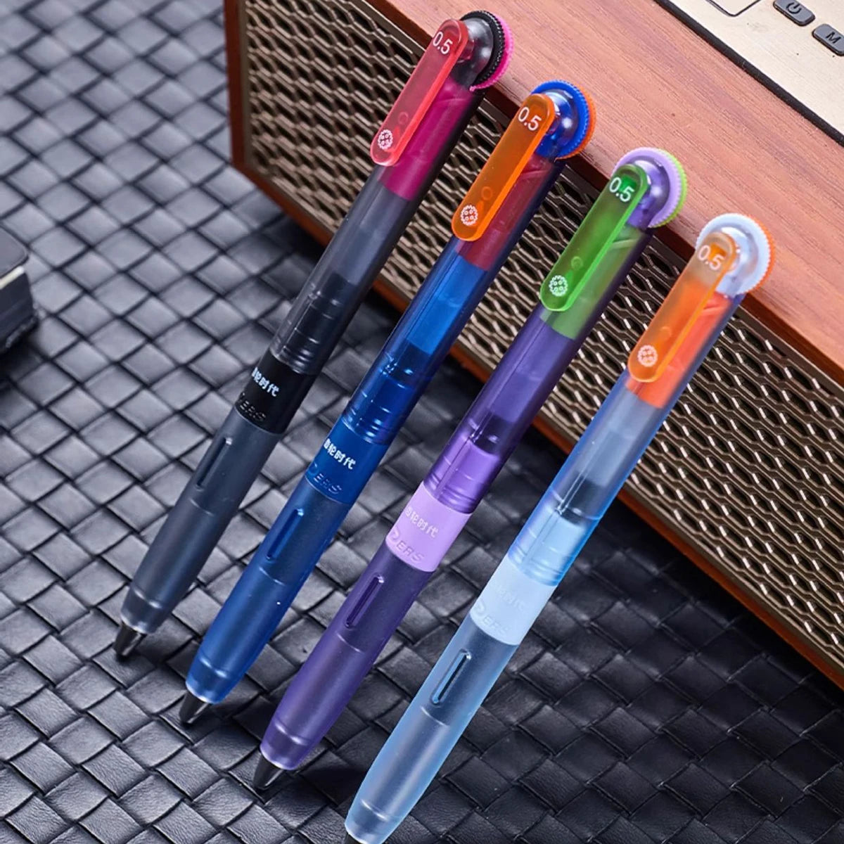 Quick Dry Black Gel Pens, Medium Point (0.5mm),CS Tip, Low-Weight Design Retractable Gel Pens With Comfortable Full Grip Qme