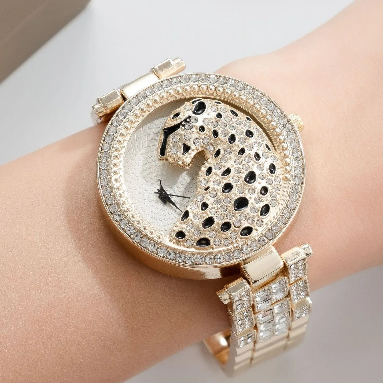 Leopard Inlaid Rhinestone Watch Elegant Hollow Minimalist Round Quartz Watch Women Jewelry Dress Watch Qme A