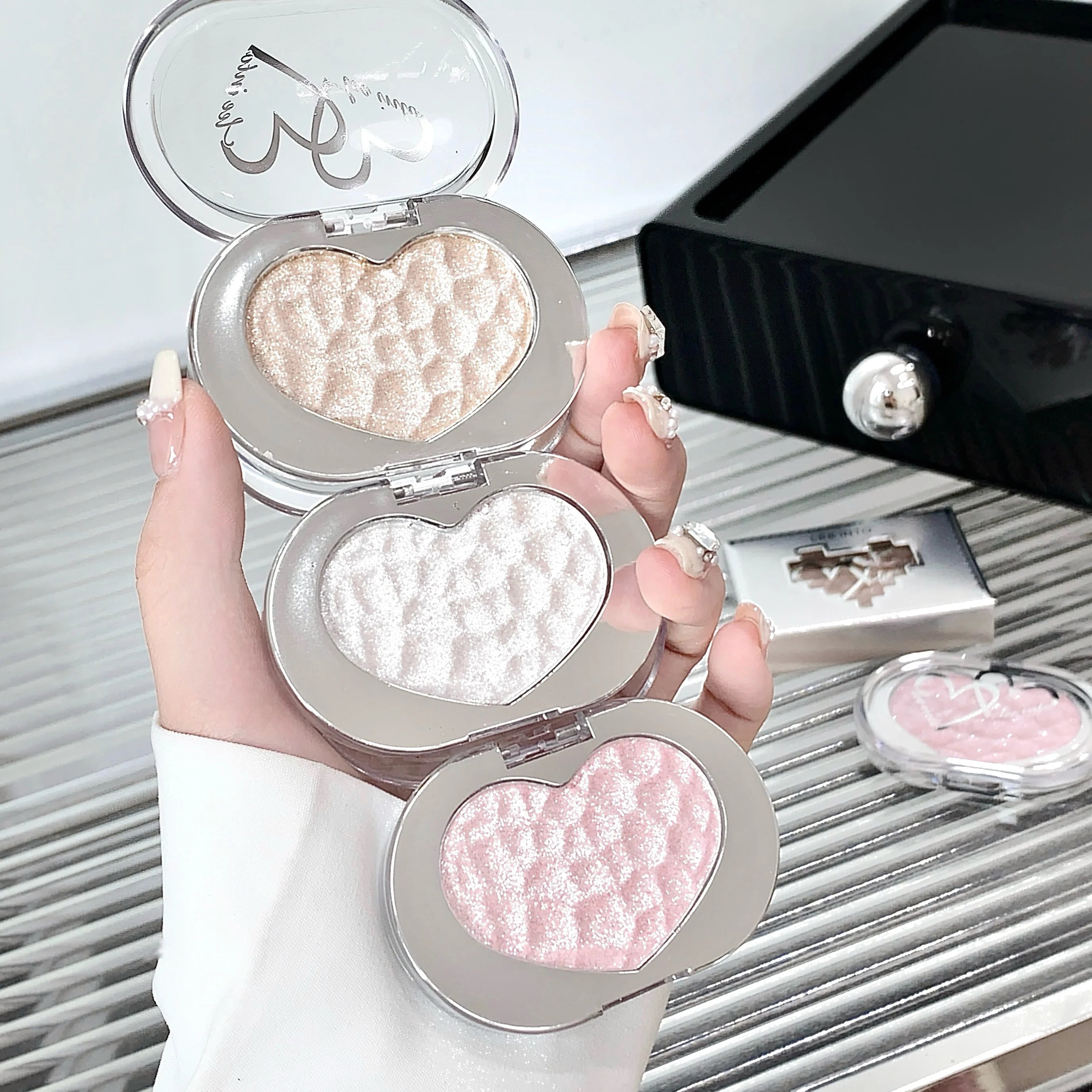 LEE INTO Highlighter Powder Pearlescent Finish Fine Shimmer Silky Qme