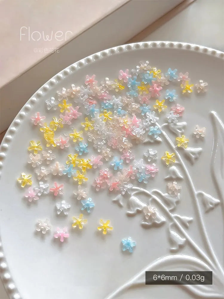 Sparkling White 5 Petal Flower Nail Charms, 3D Resin Small Flat Back Daisy Nail Art Decorations, Bling DIY Manicure Rhinestones Qme colours 6mm 100pcs