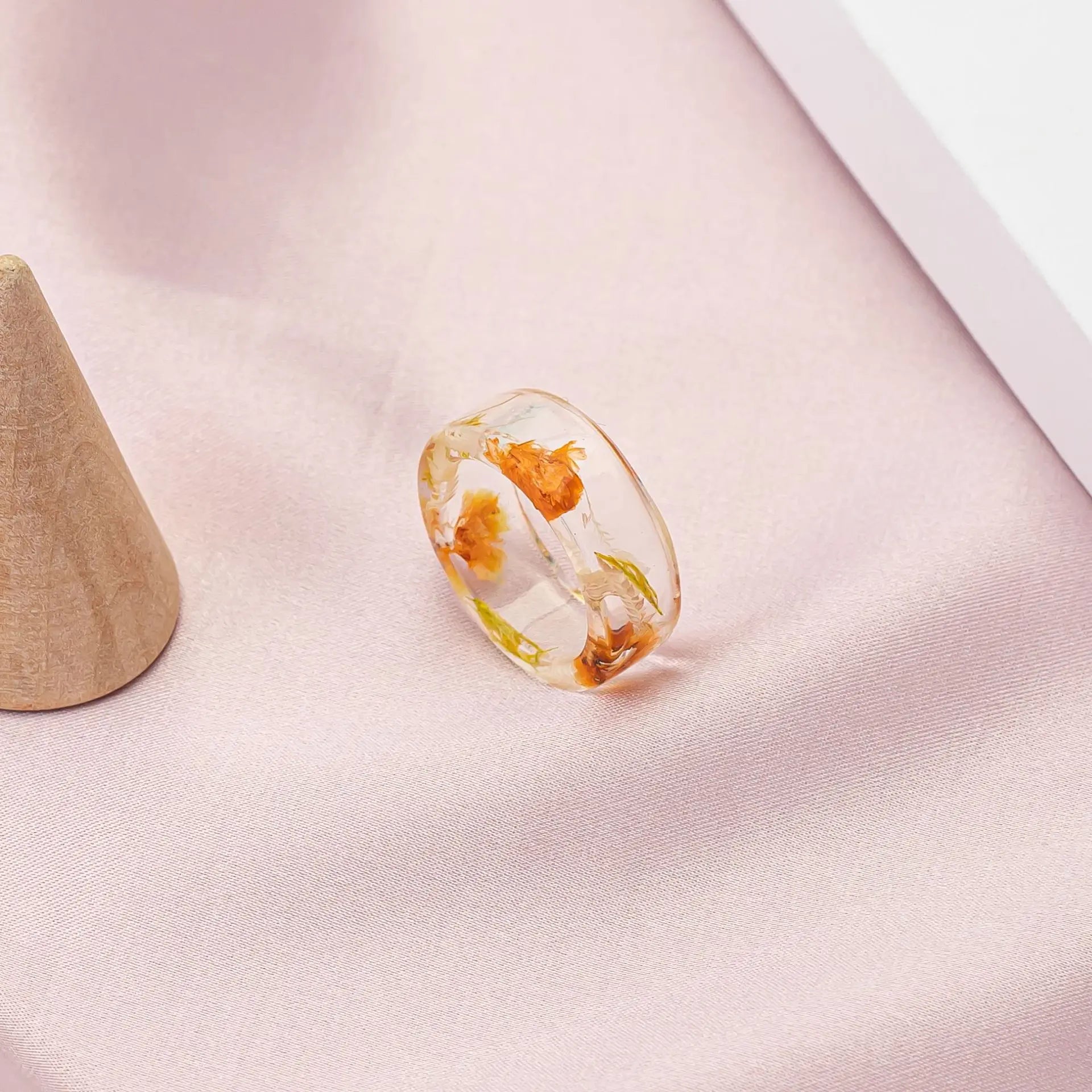 Fashion Flowers Minimalist Resin Daisy Dried Flower Retro Acrylic Ring Female Creative Personality Fresh Ring Wholesale Gift Qme 4