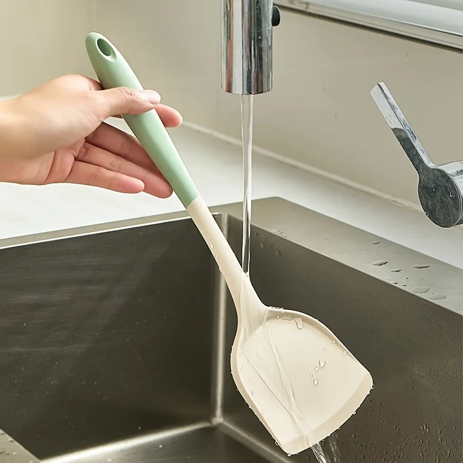 Frying pan spatula, suitable for non-stick cookware - easy to clean and can be washed in a dishwasher. The handle is ergonomic Qme