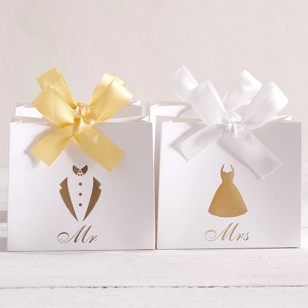 5-Piece Wedding Favor Boxes - Mini“Mr. and Mrs”。 Candy Boxes - Elegant Gold Printed Bride and Groom Design - Satin Bow - White Qme
