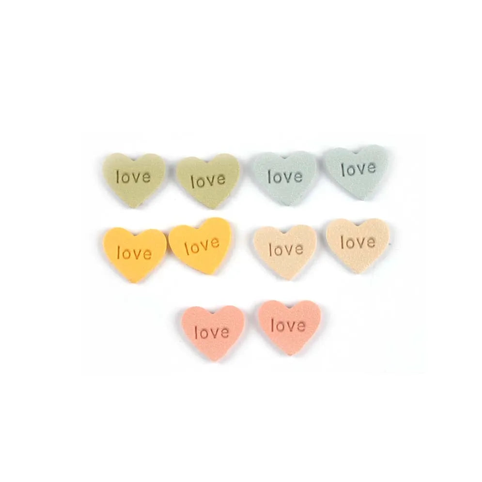 50pcs 14.5x13mm Mluticolor Heart Shaped Embossed Labels For Clothes Sewing Accessories DIY Crafts Kid Bag Garment Washable Tags Qme random mix