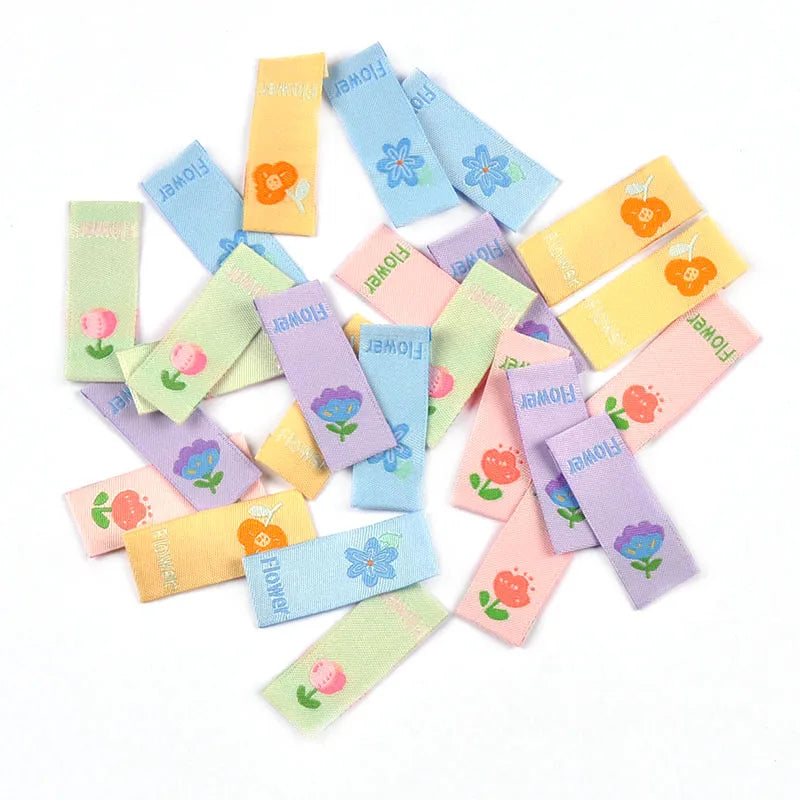 50pcs 3.9x1.5cm Cartoon Flower Embroidery Cloth Labels For Sewing Clothes Accessories DIY Crafts Supplies Washable Kids Bag Tags Qme
