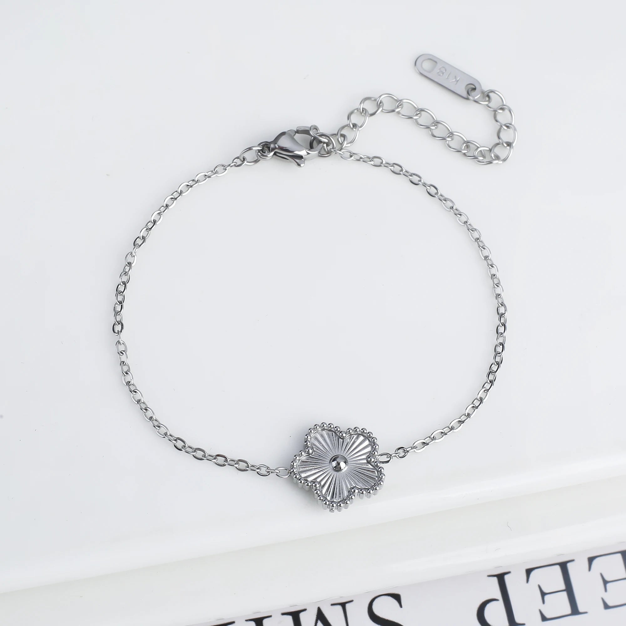 Light Luxury Stainless Steel Hot Sale Black and White Shell Five Leaf Flower Bracelet Simple Woman Fashion Daily Party Jewelry C Qme Bracelet 14